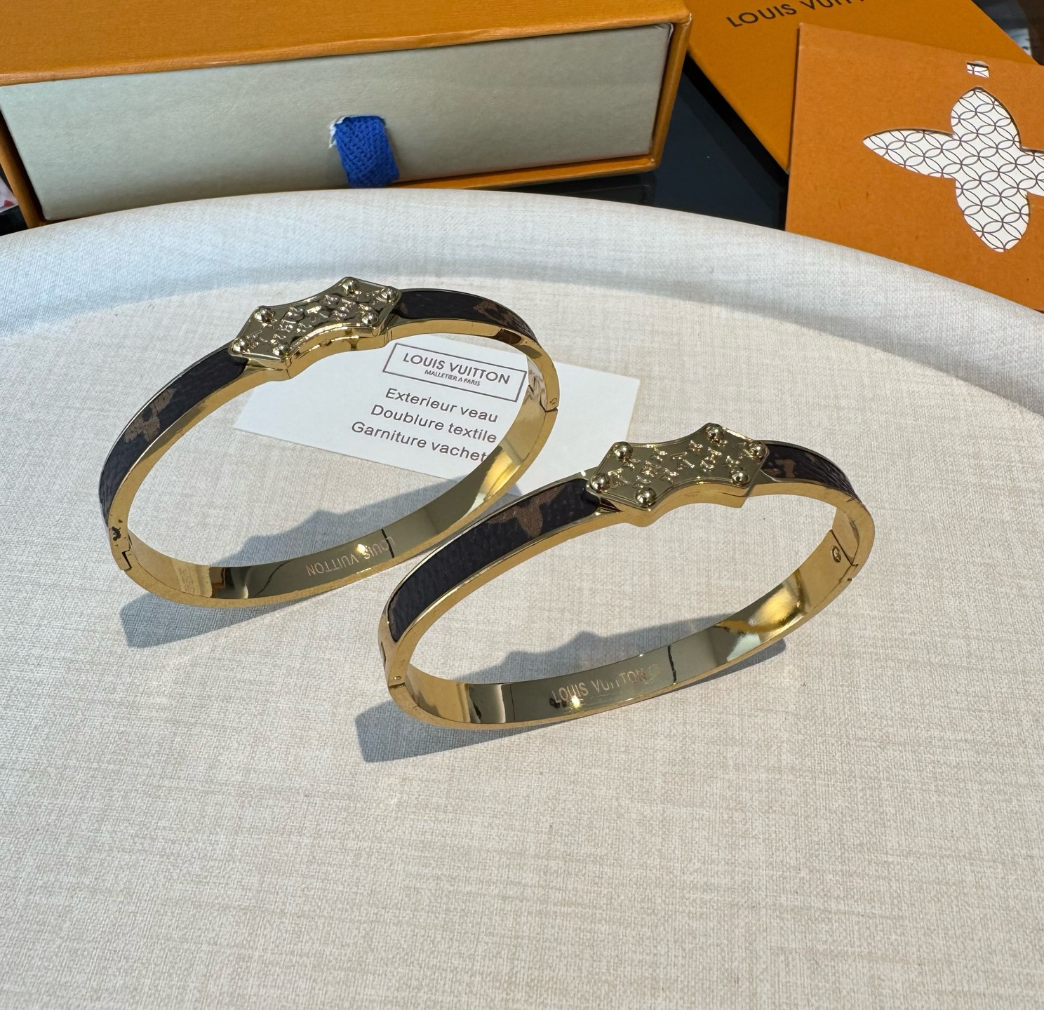  🔥LOUIS VUITTON官网热款MONOGRAM LV手镯 
LV老花贴皮手环 顶级太钢材质 真空