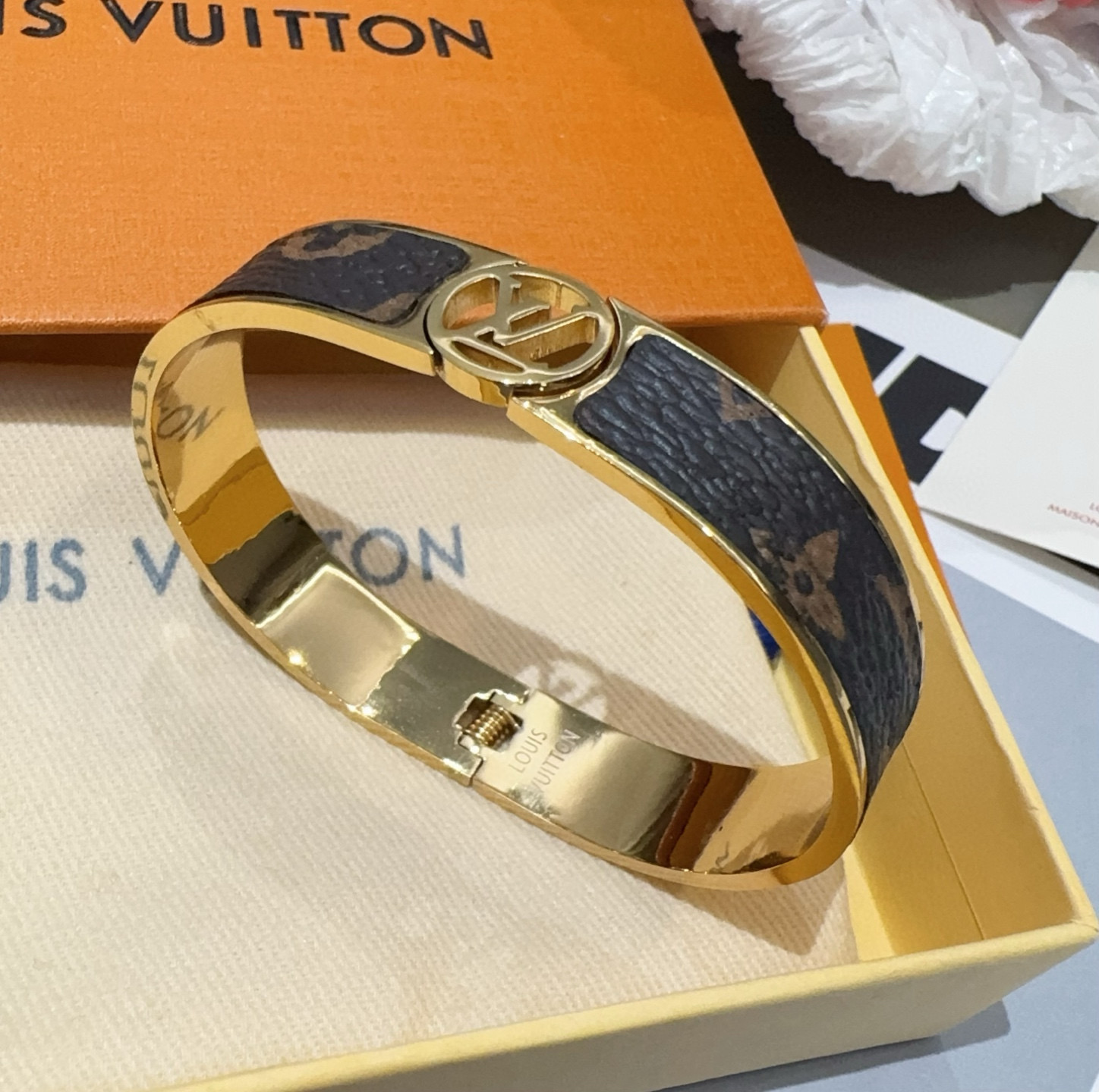  🔥LOUIS VUITTON官网热款MONOGRAM LV手镯 
LV老花贴皮手环 顶级太钢材质 真空