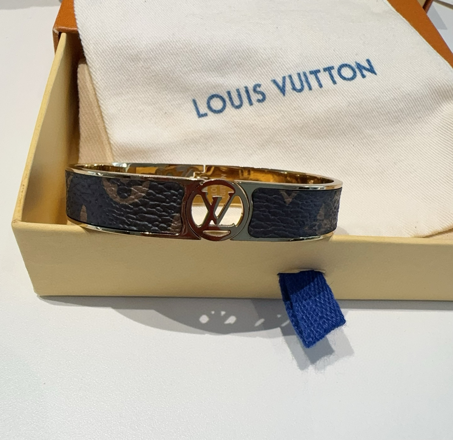 🔥LOUIS VUITTON官网热款MONOGRAM LV手镯 
LV老花贴皮手环 顶级太钢材质 真空