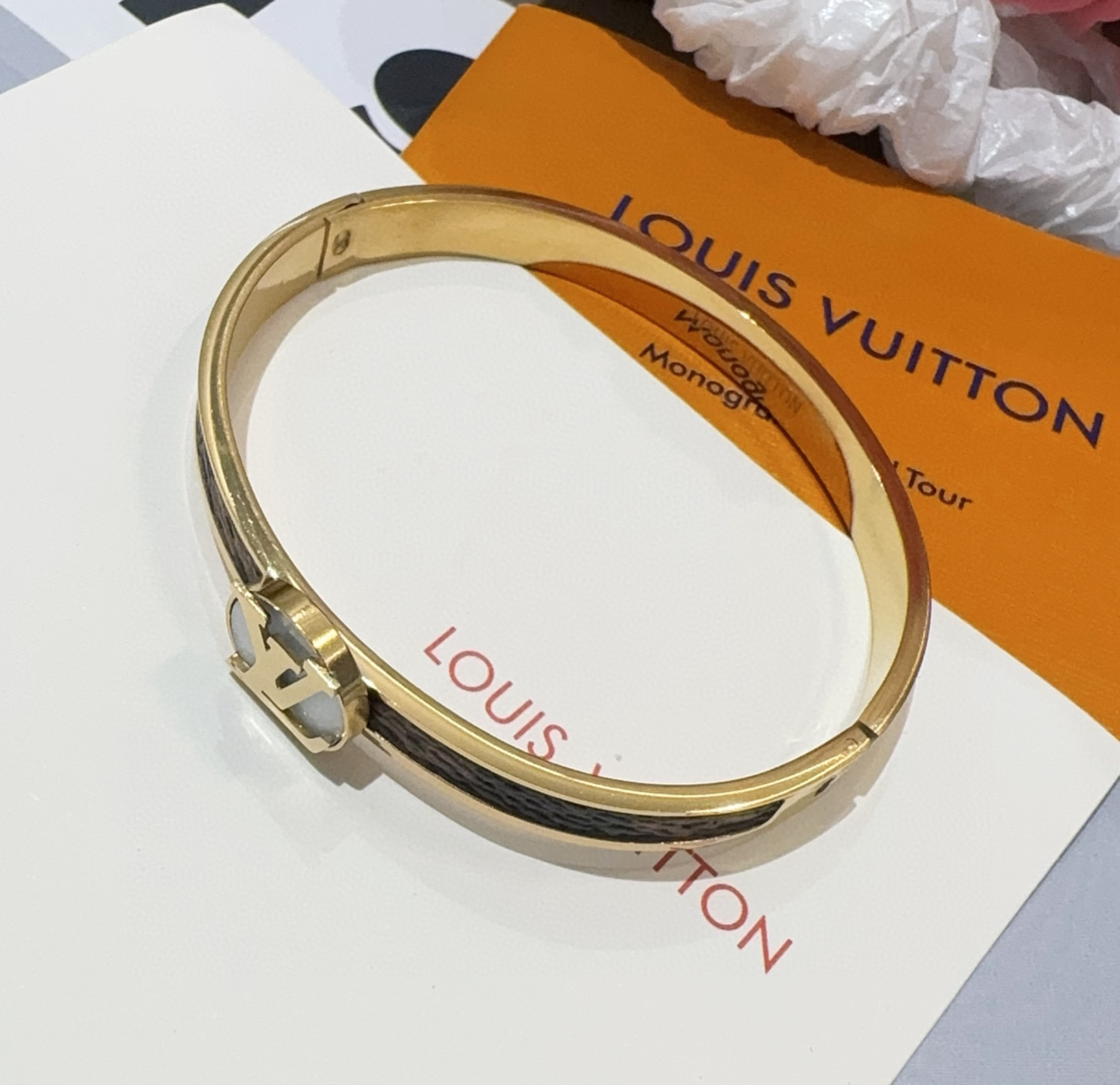  🔥LOUIS VUITTON官网热款MONOGRAM LV手镯 
LV老花贴皮手环 顶级太钢材质 真空