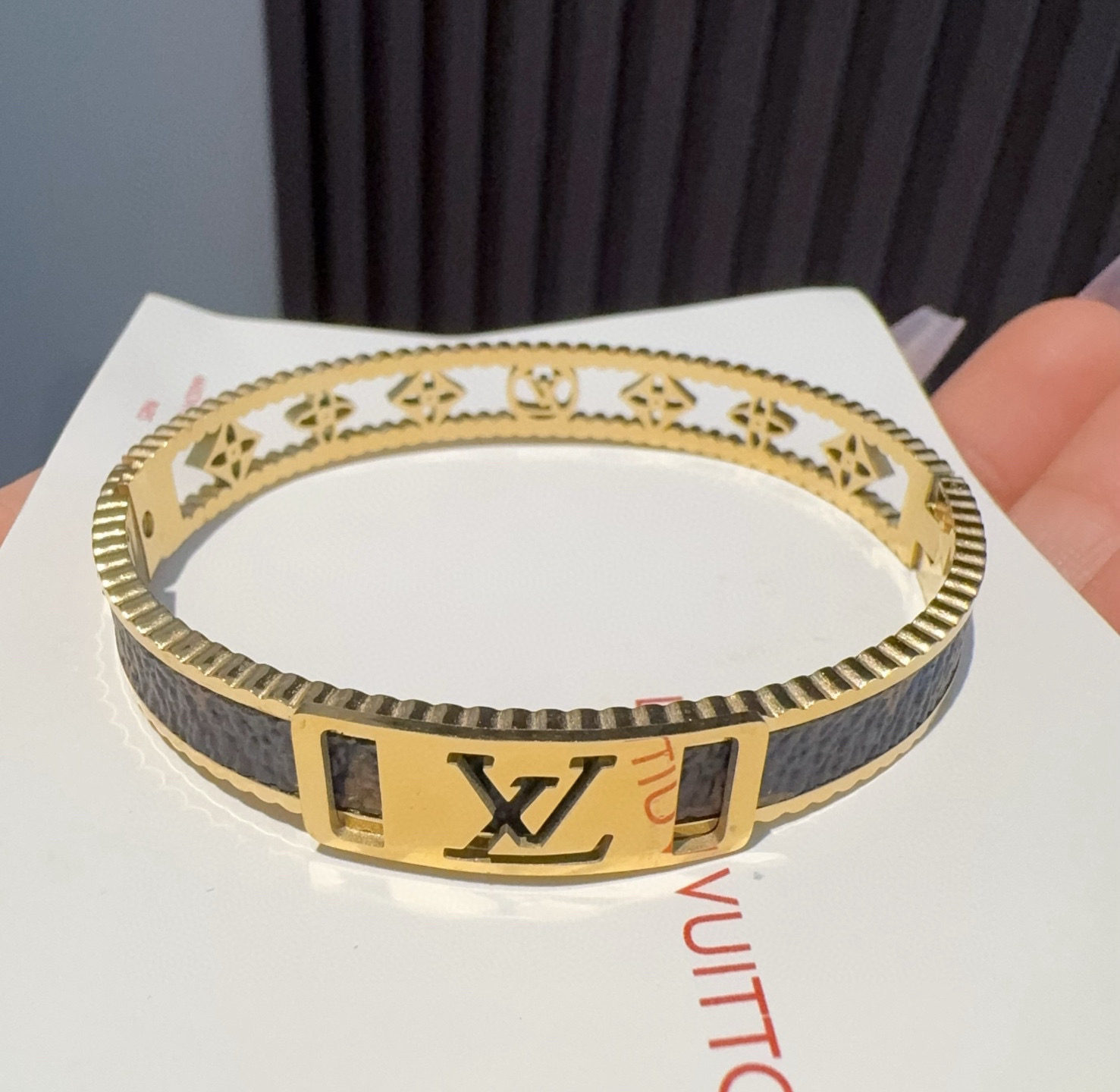  🔥LOUIS VUITTON官网热款MONOGRAM LV手镯 
LV老花贴皮手环 顶级太钢材质 真空