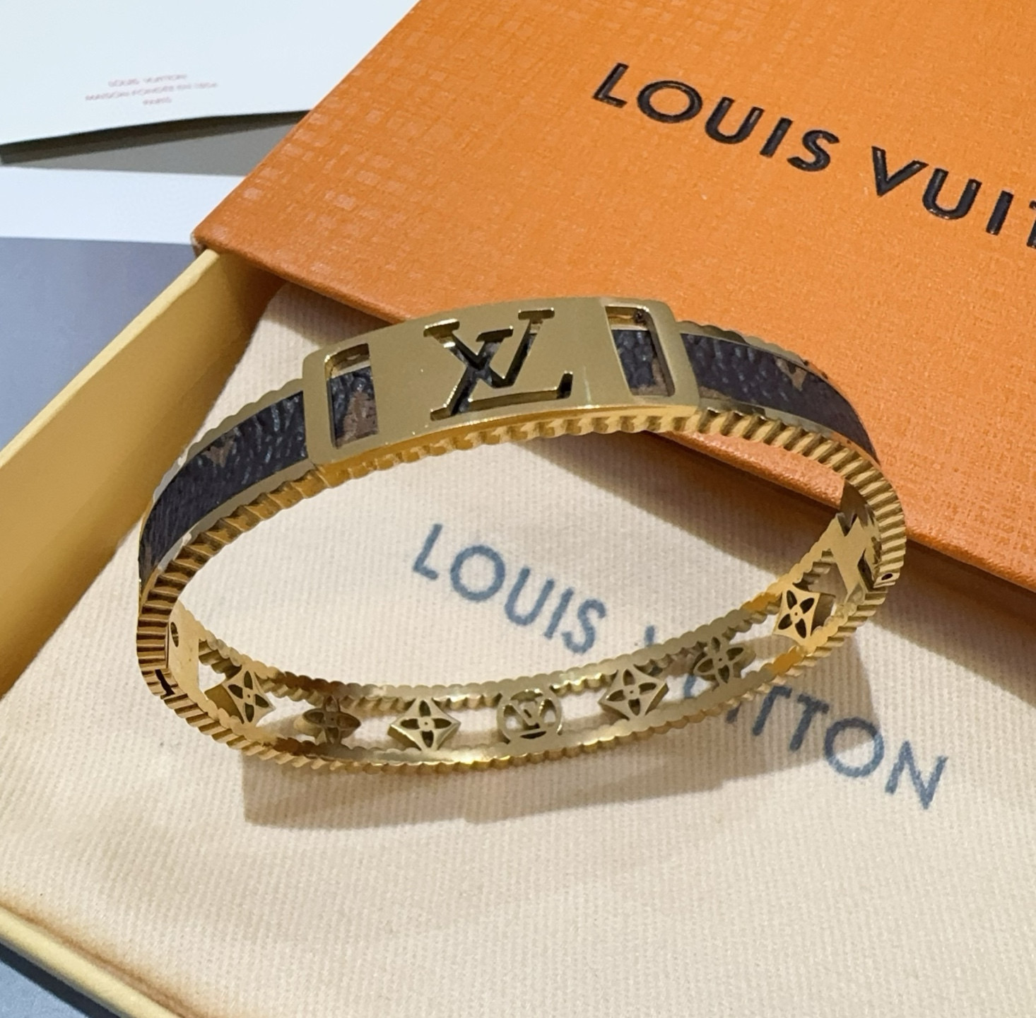  🔥LOUIS VUITTON官网热款MONOGRAM LV手镯 
LV老花贴皮手环 顶级太钢材质 真空