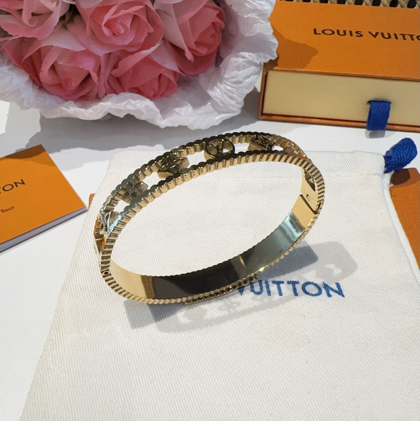  🔥LOUIS VUITTON官网热款MONOGRAM LV手镯 
LV老花贴皮手环 顶级太钢材质 真空