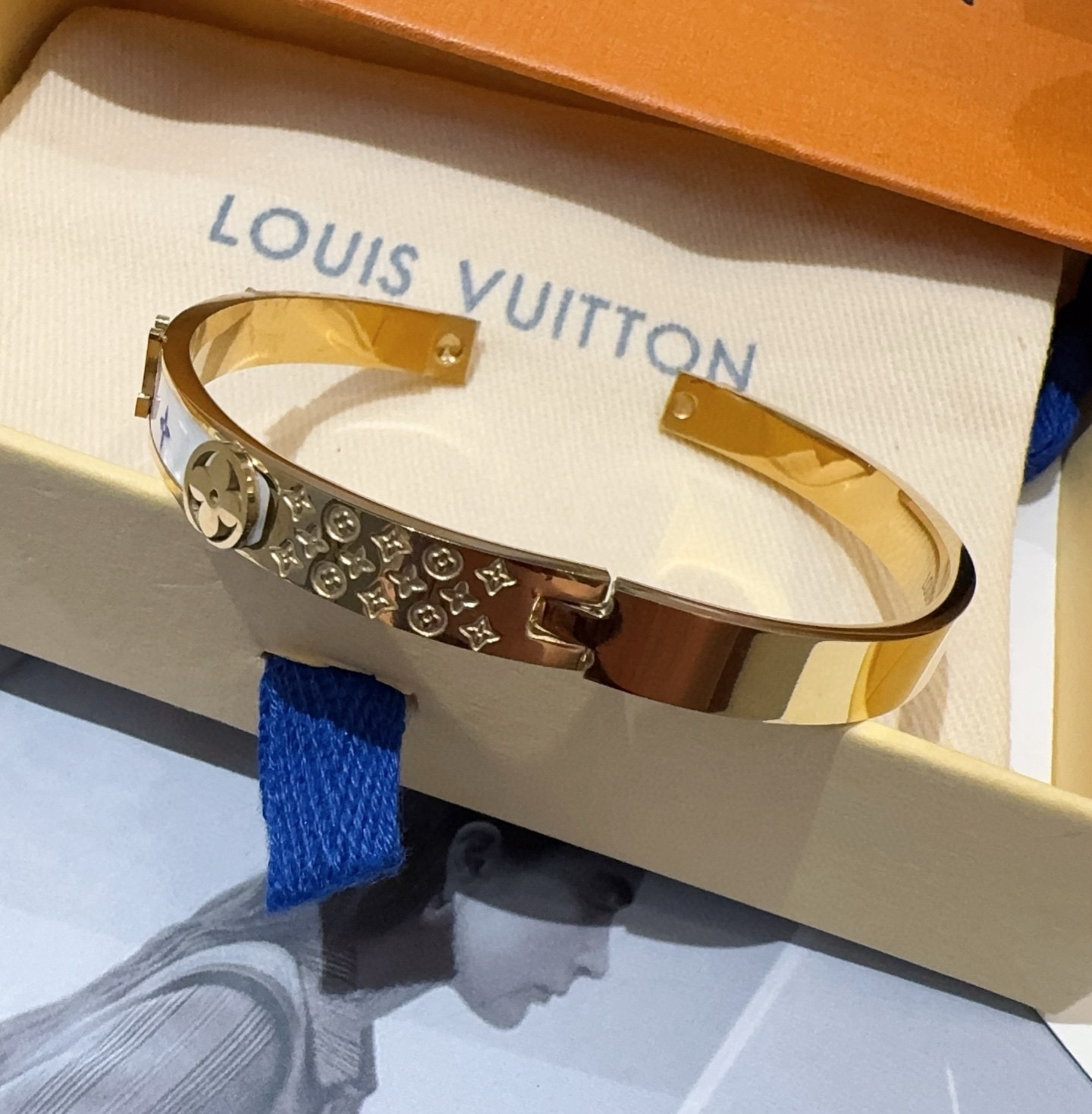  🔥LOUIS VUITTON官网热款MONOGRAM LV手镯 
LV老花贴皮手环 顶级太钢材质 真空