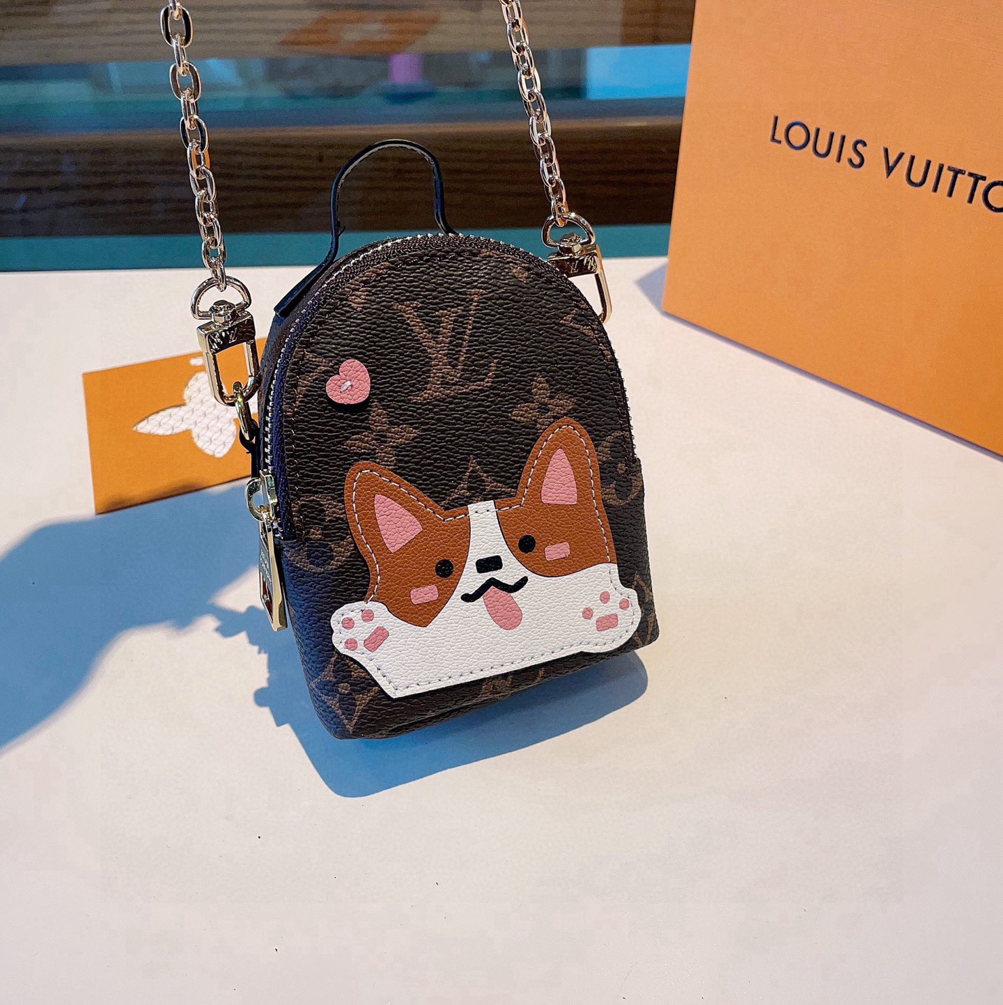 ❗原单货
☀ LOUIS VUITTON 新款卡通链条斜挎小包，mini包包 可装银行卡💄蓝牙耳机…钥匙