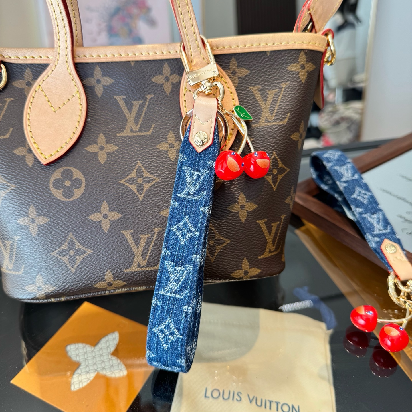 🔥 lv钥匙扣 包包挂件 LV xTM Denim Cerise Dragonne 包饰出自路易威登 ×