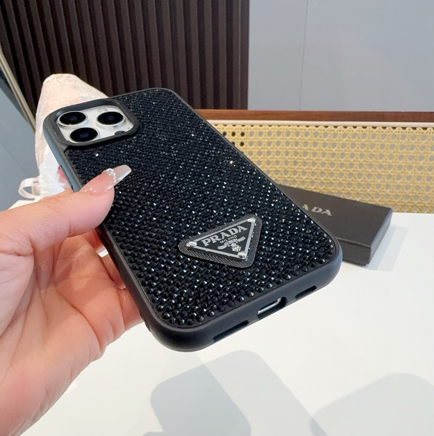 🔥Prada 官网同款手机壳 全包壳 普拉达手机壳 纯手工贴钻 bingbing
型号:为了不