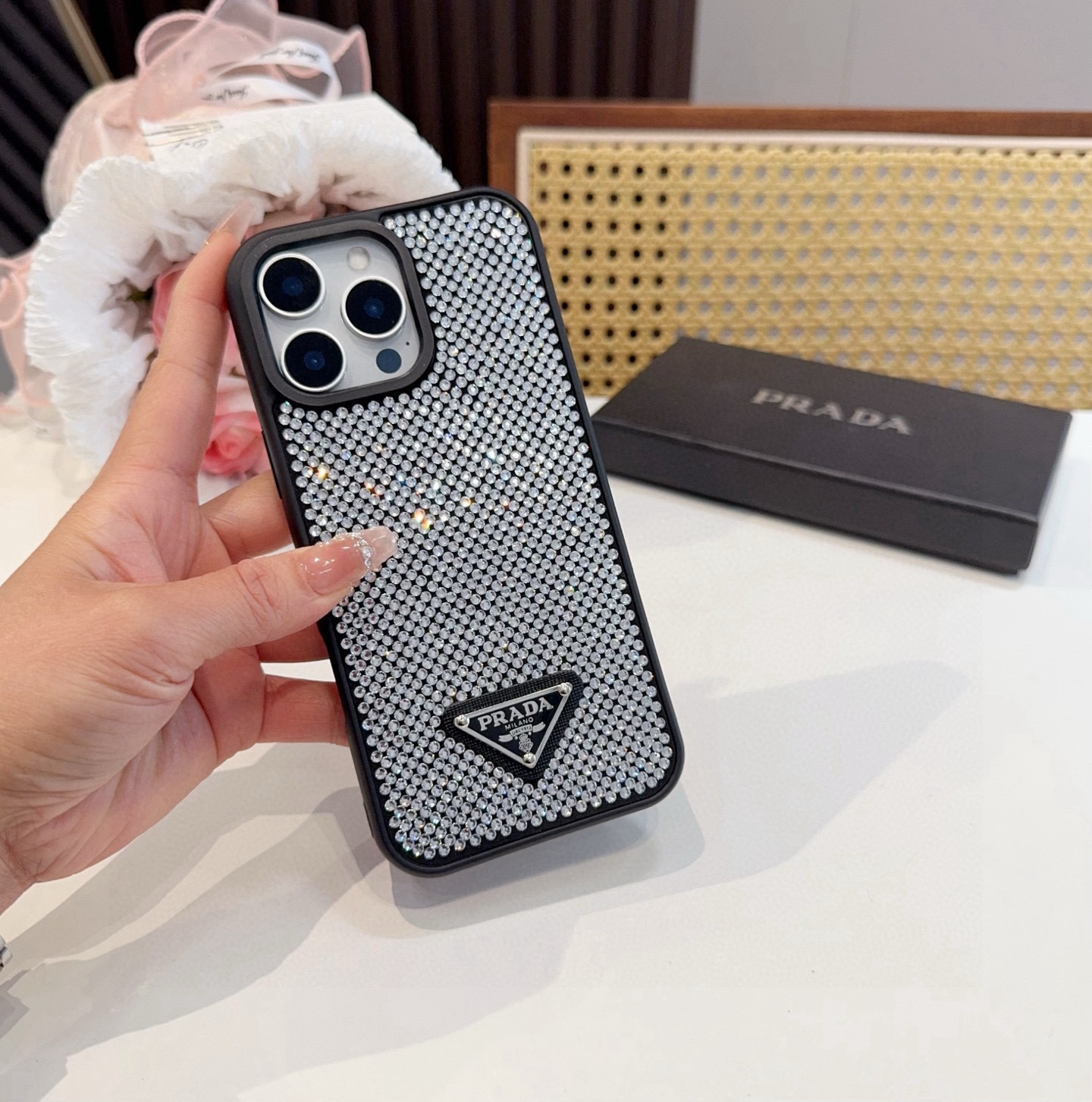 🔥Prada 官网同款手机壳 全包壳 普拉达手机壳 纯手工贴钻 bingbing
型号:为了不