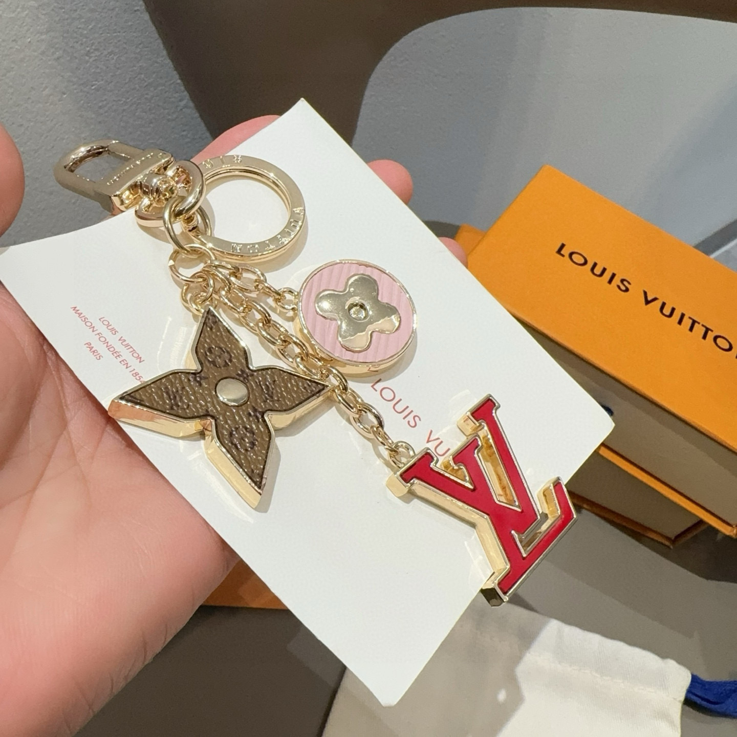 🔥Lv 钥匙扣包挂件
SPring Street Chain 包饰将 Monogram 花卉和 LV 字