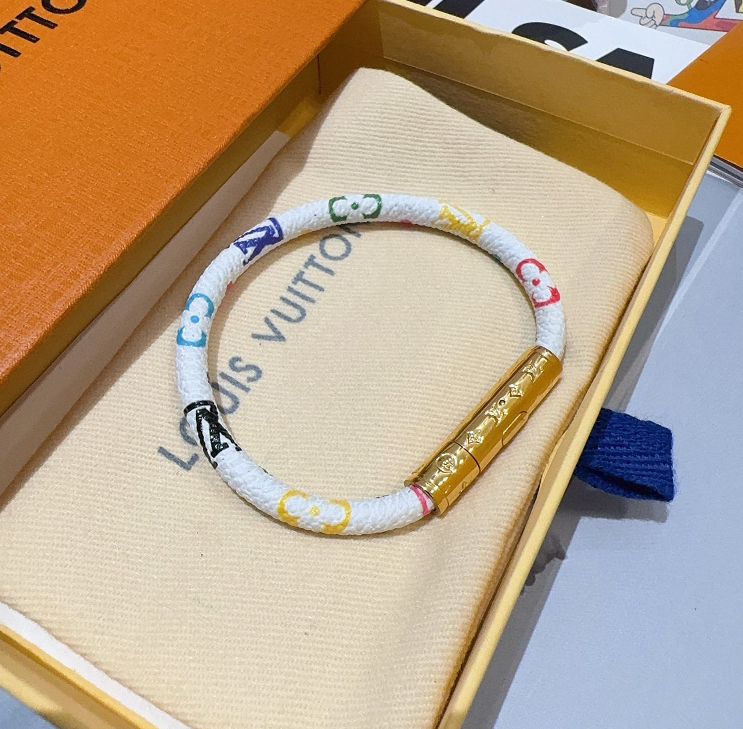  🔥 LV 白彩手镯🌸老花皮绳手链 专柜一致黄铜材质 火爆款出货 设计独特 美女必备👍