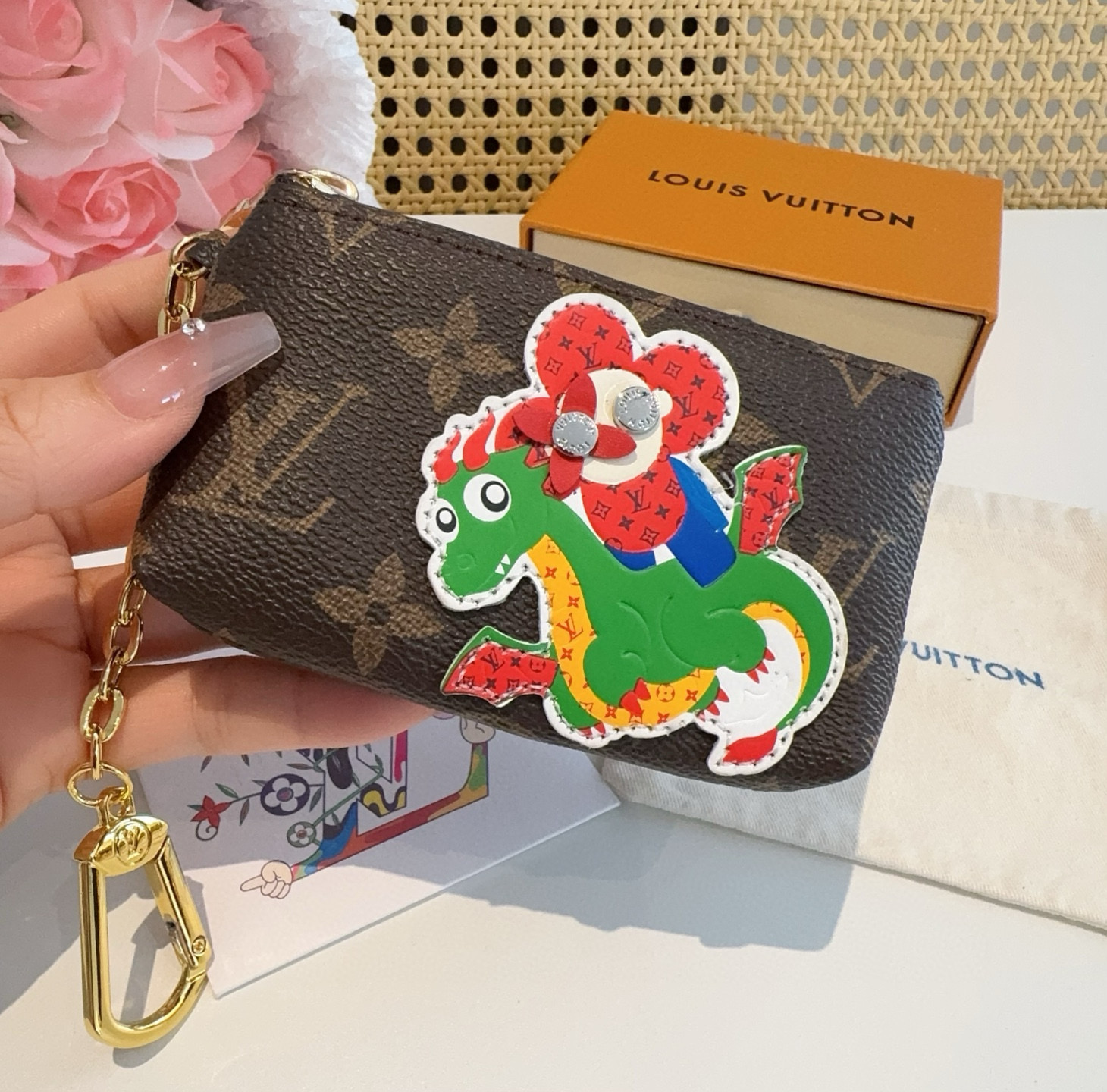  🔥独家新品LV卡通老花零钱包包，经典老花钥匙扣耳机包，包包挂饰，零钱包  超纤材质 五金为进口钢 原版