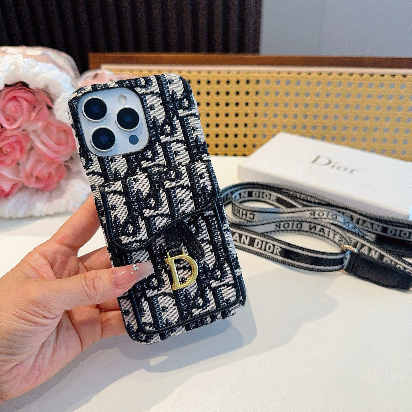 🎉Dior迪奥马鞍包插卡包手机壳,可装卡片、证件,可当支架,搭配同款织带肩带,斜挎手机壳小姐姐必备款!