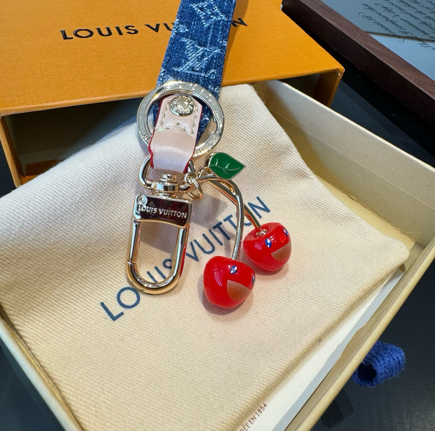 🔥 lv钥匙扣 包包挂件 LV xTM Denim Cerise Dragonne 包饰出自路易威登 ×