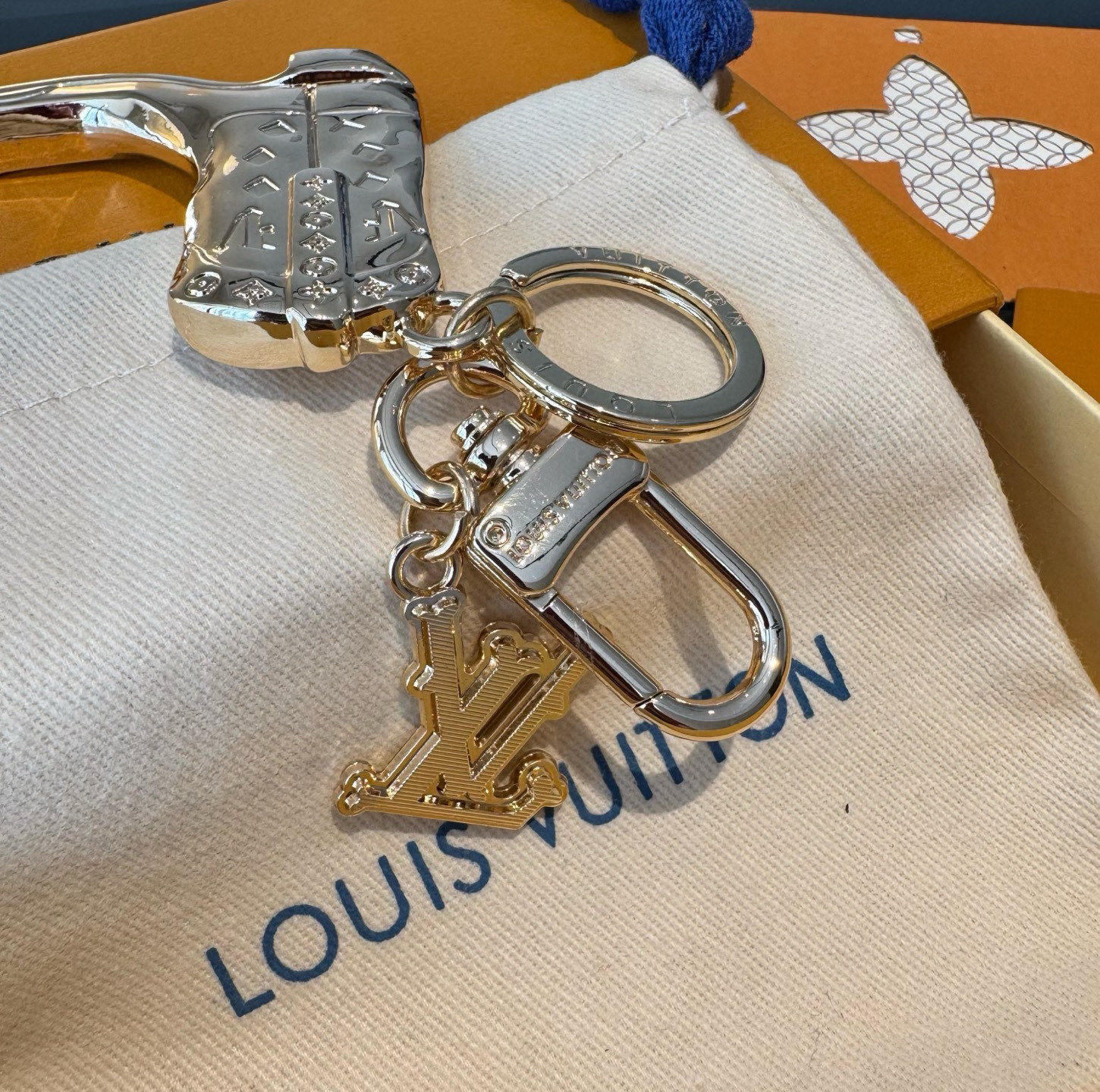 
 🔥LV钥匙扣 靴子挂件车钥匙挂饰，品牌经典标识巧妙嵌入链环之间。LV字母装饰于一端优雅垂坠，弹簧扣实
