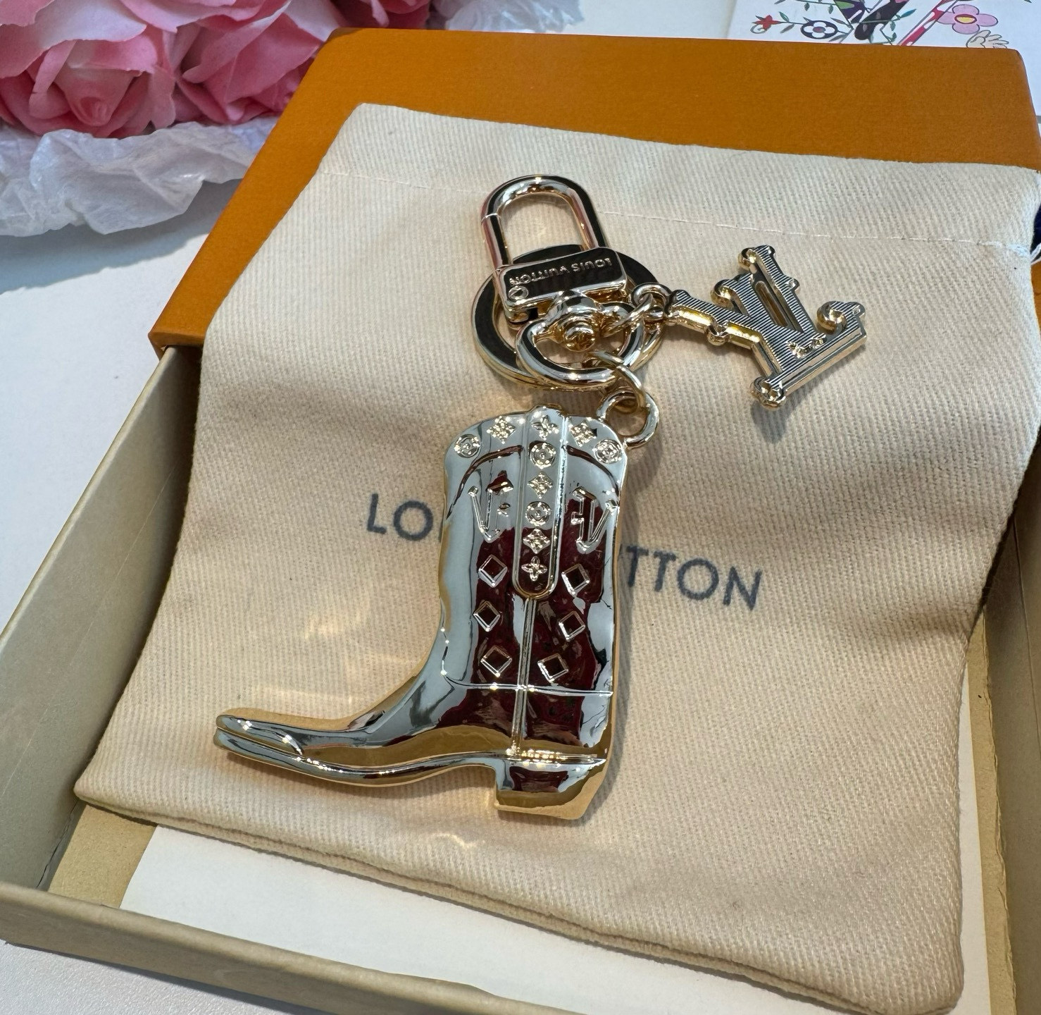 
 🔥LV钥匙扣 靴子挂件车钥匙挂饰，品牌经典标识巧妙嵌入链环之间。LV字母装饰于一端优雅垂坠，弹簧扣实