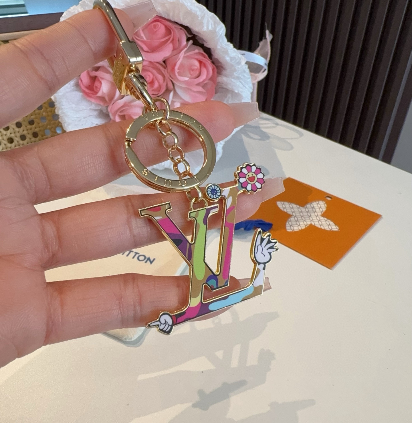 。LV村上隆钥匙扣包包挂饰 LV X TM LV ICONICSUPERFLAT 钥匙扣路易威登再度携手