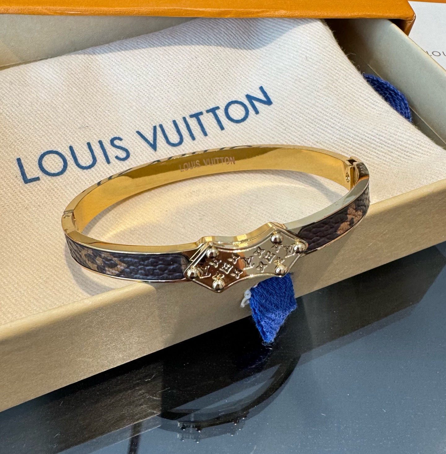 。LOUIS VUITTON官网热款MONOGRAM LV手镯 LV老花贴皮手环 顶级太钢材质 真空电镀
