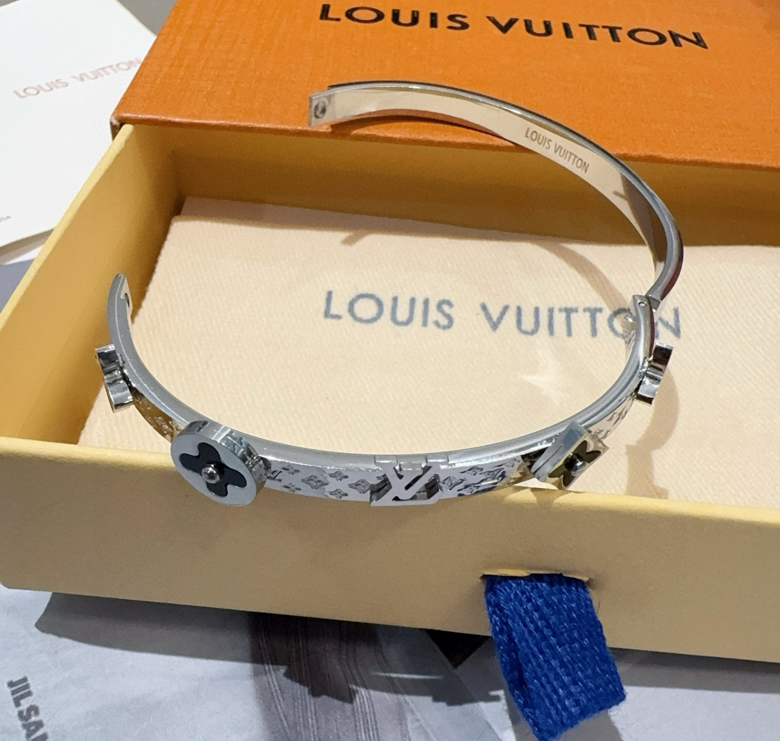 。LOUIS VUITTON官网热款MONOGRAM LV手镯 LV手环 顶级太钢材质 真空电镀性价比超