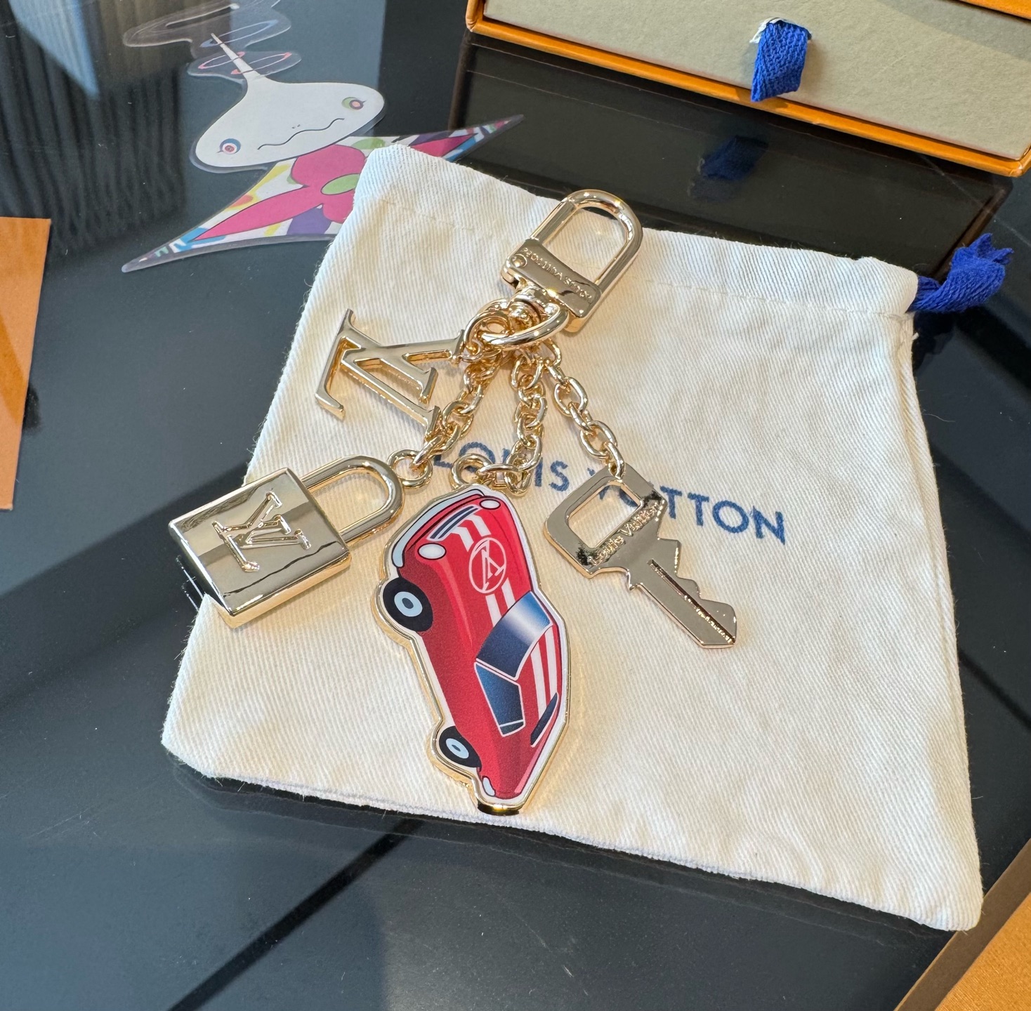 。新款 LOUIS VUITTON LV钥匙扣 锁头🔑汽车🚘字母包包挂 钥匙扣精致。手感真的很赞[强]