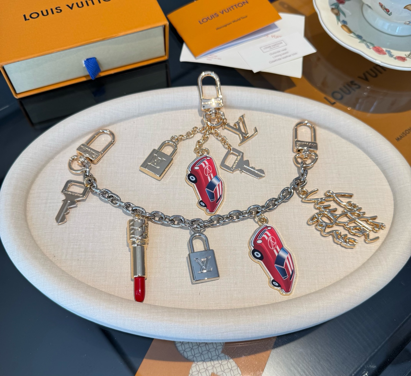 。新款 LOUIS VUITTON LV钥匙扣 锁头🔑汽车🚘字母包包挂 钥匙扣精致。手感真的很赞[强]