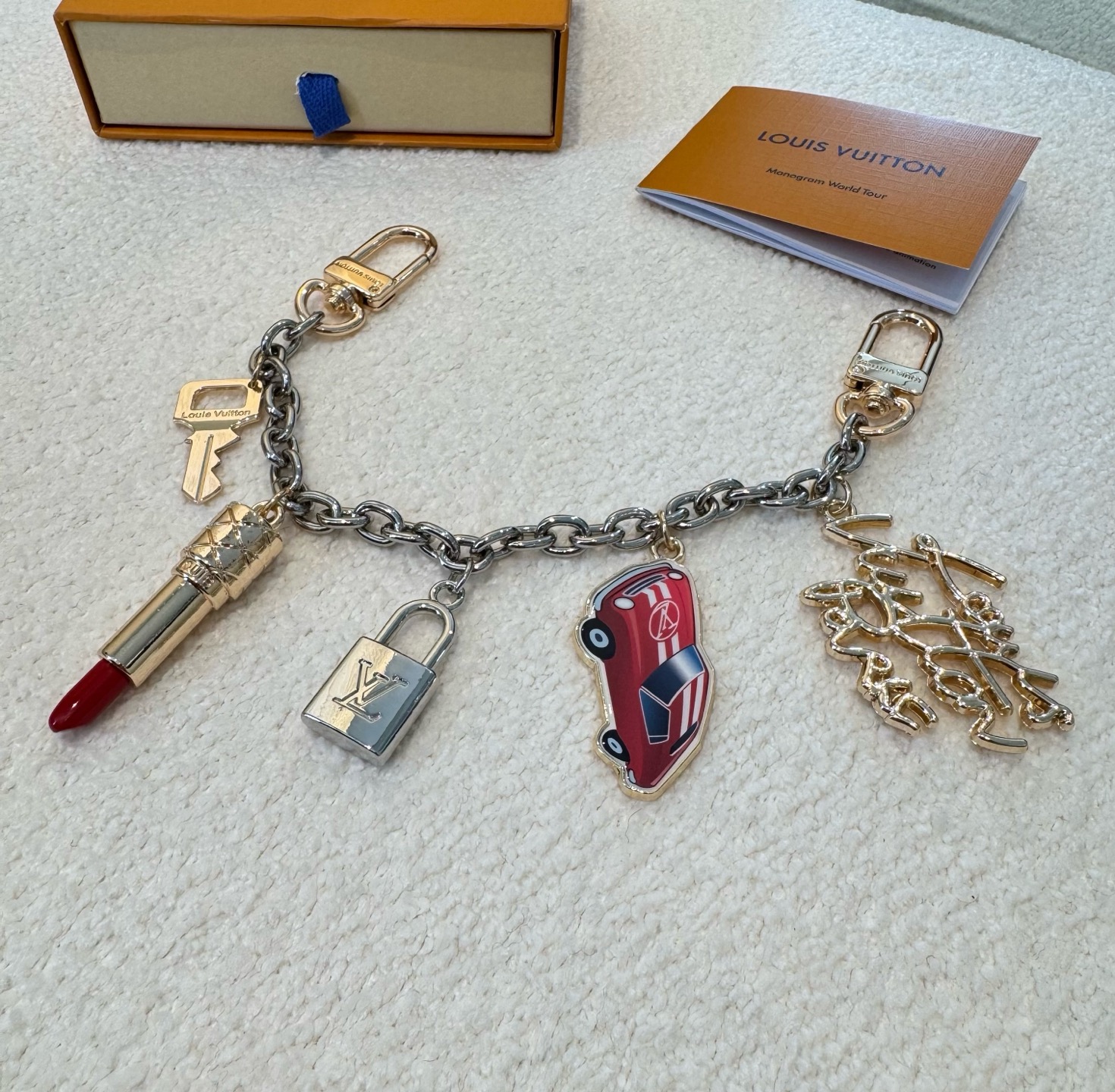 。新款 LOUIS VUITTON LV钥匙扣包链 挂饰 口红💄 锁头🔑汽车🚘字母包包挂 钥匙扣精致。手