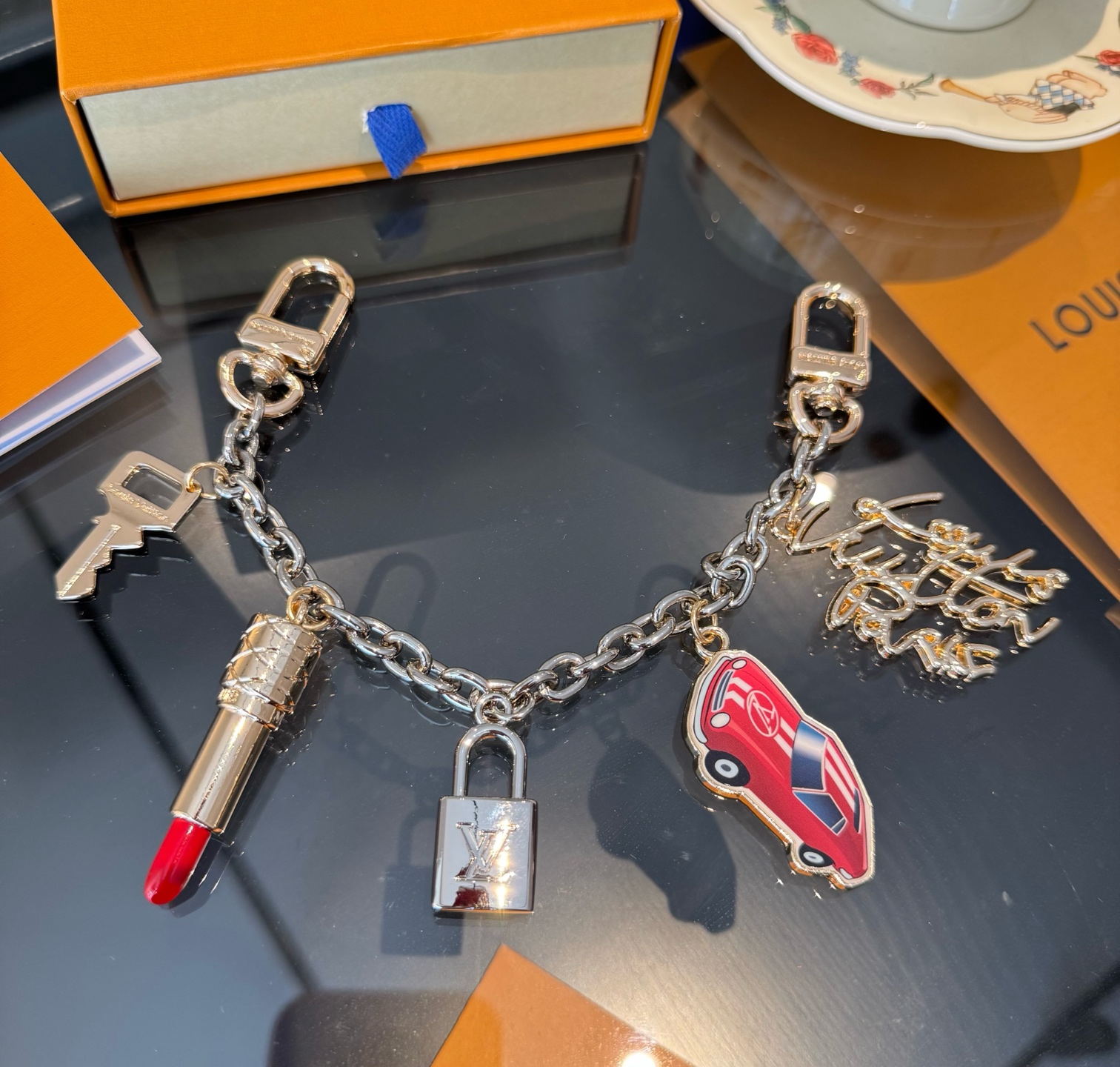 。新款 LOUIS VUITTON LV钥匙扣包链 挂饰 口红💄 锁头🔑汽车🚘字母包包挂 钥匙扣精致。手