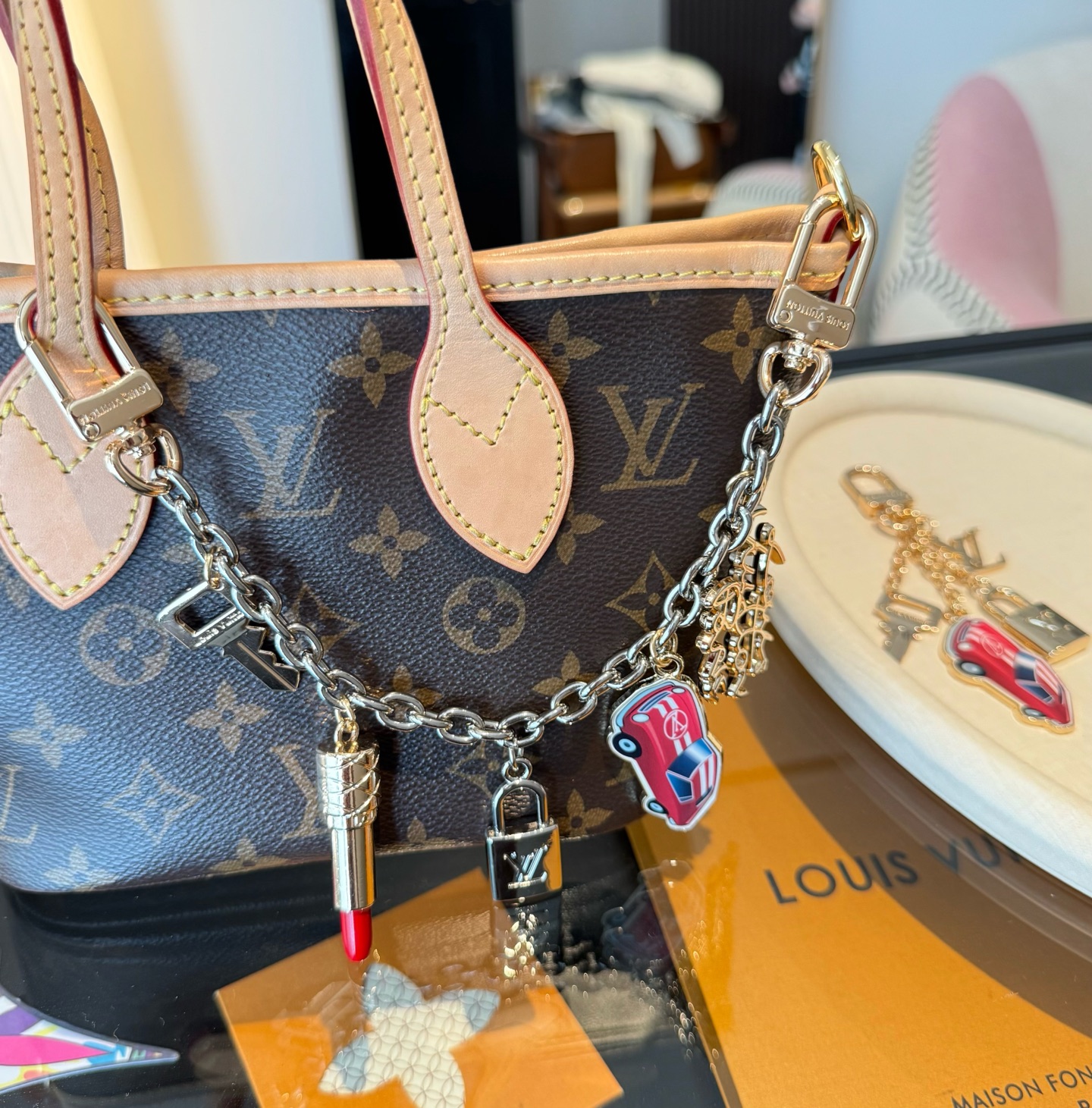。新款 LOUIS VUITTON LV钥匙扣包链 挂饰 口红💄 锁头🔑汽车🚘字母包包挂 钥匙扣精致。手