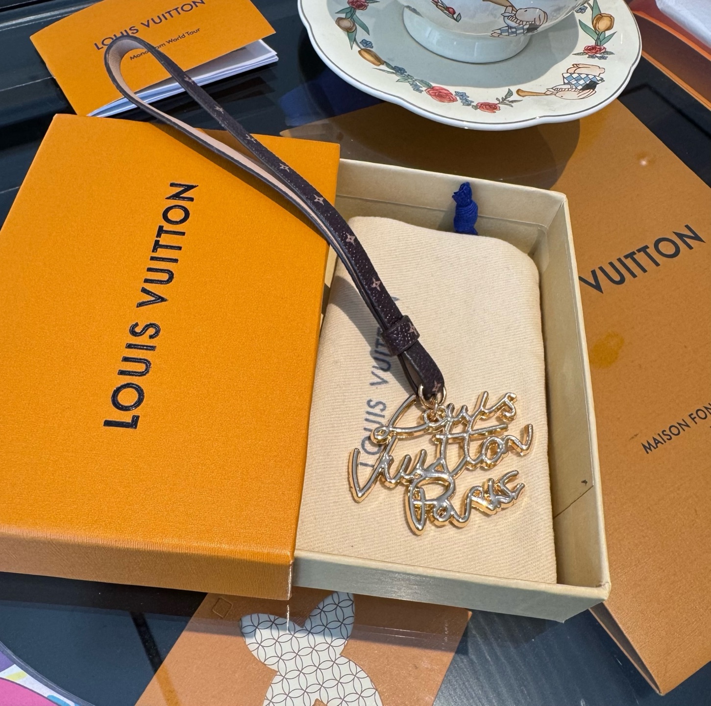 。新款 LOUIS VUITTON LV双花皮绳包包挂饰 lv字母挂件， 钥匙扣精致。手感真的很赞[强]