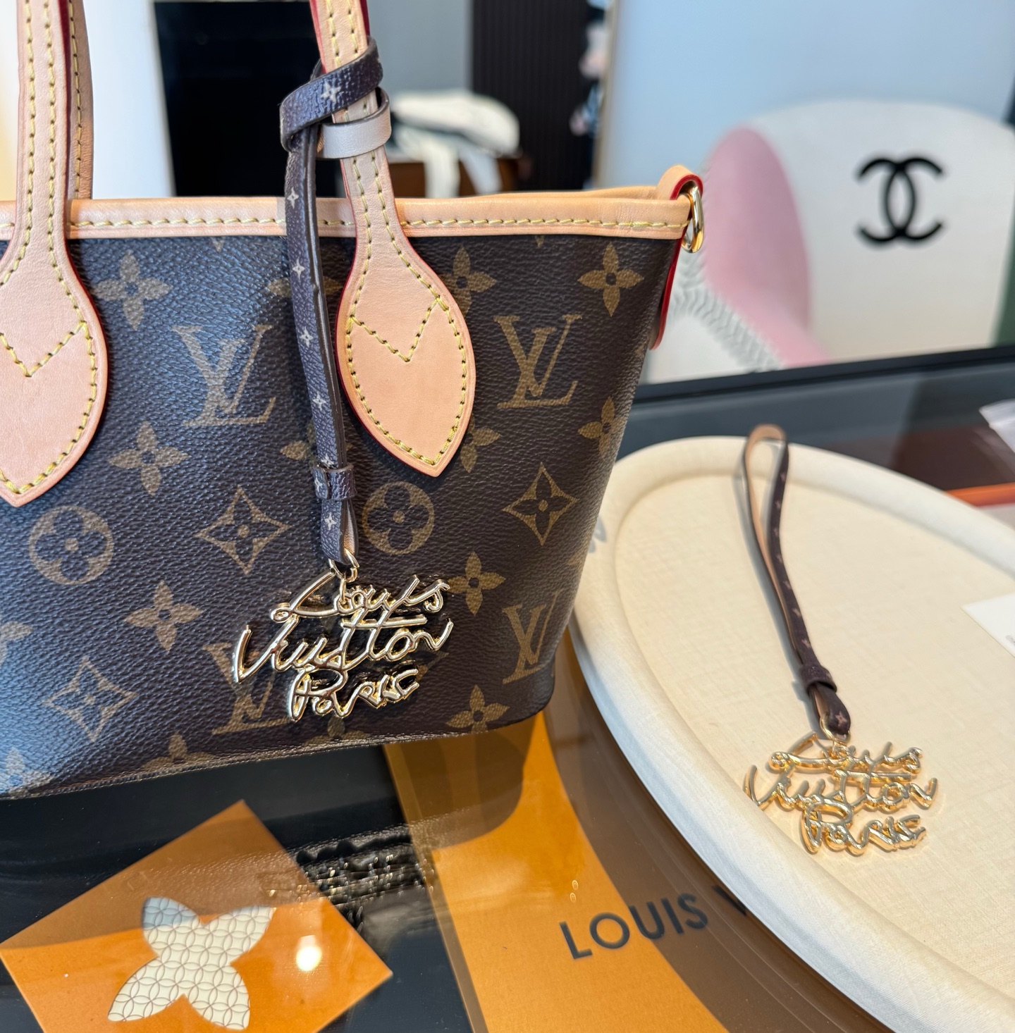 。新款 LOUIS VUITTON LV双花皮绳包包挂饰 lv字母挂件， 钥匙扣精致。手感真的很赞[强]