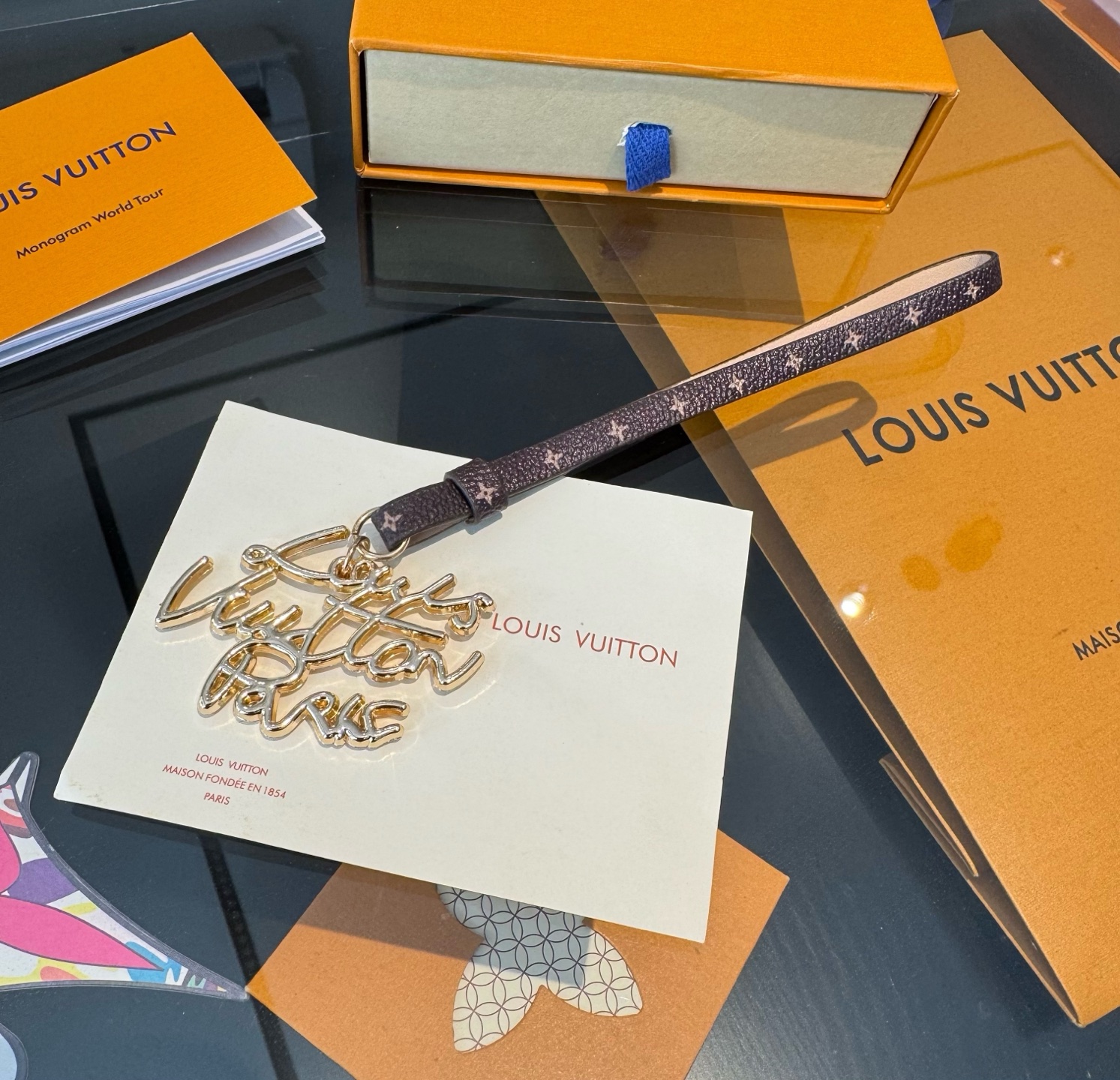 。新款 LOUIS VUITTON LV双花皮绳包包挂饰 lv字母挂件， 钥匙扣精致。手感真的很赞[强]