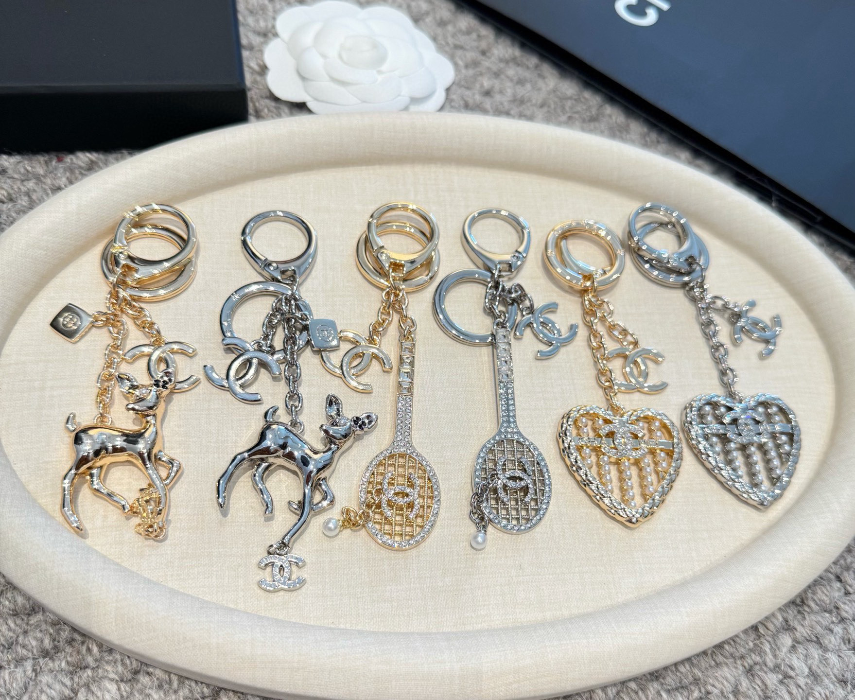 。CHANEL香奈儿梅花鹿🦌钥匙扣挂件 ~包包挂饰车钥匙挂件经典双C标志，奢华与趣味并存。随身挂包/钥匙