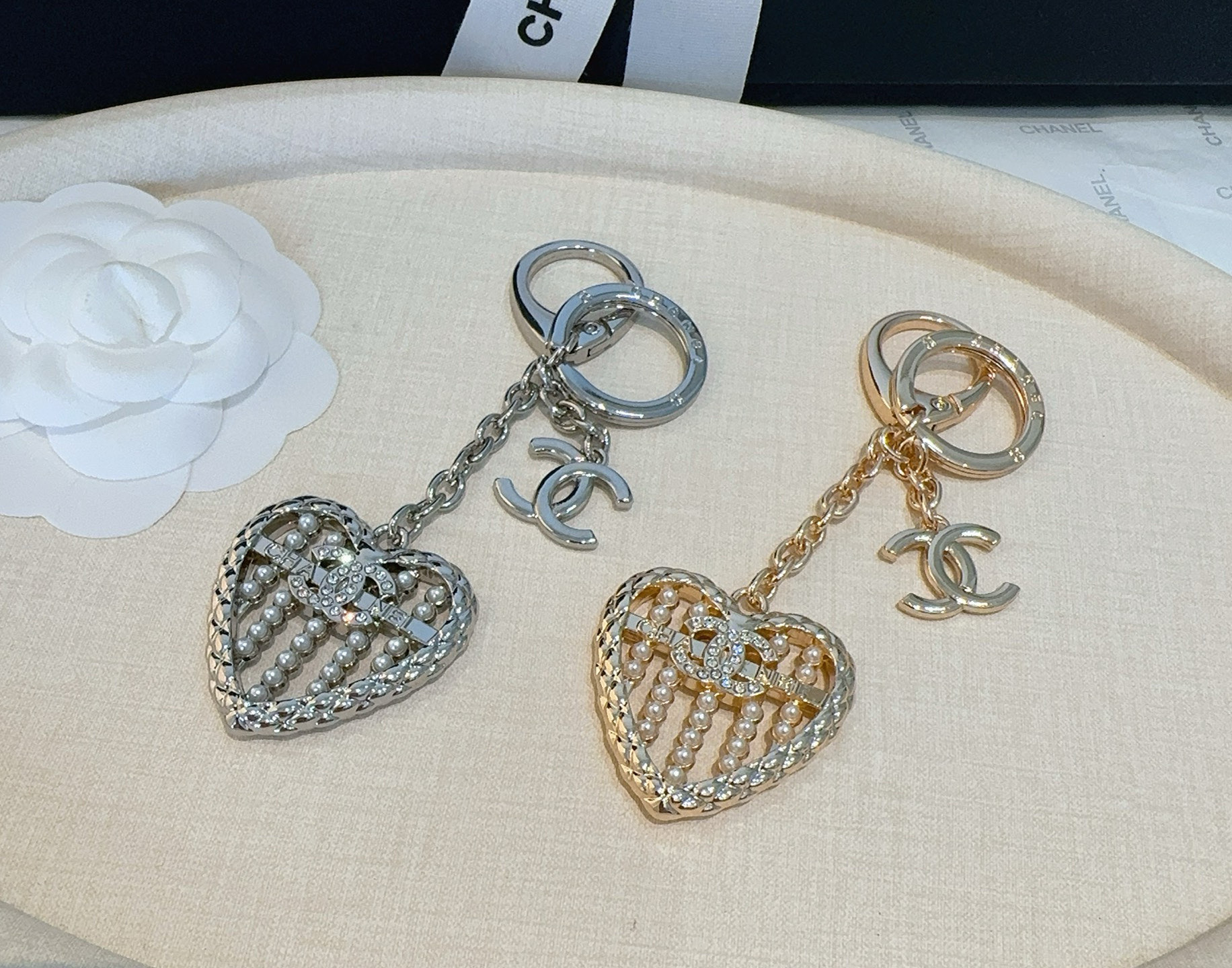 。CHANEL香奈儿爱心❤️算盘钥匙扣挂件 ~包包挂饰 车钥匙挂件精巧算盘珠点缀爱心设计，经典菱格纹搭配