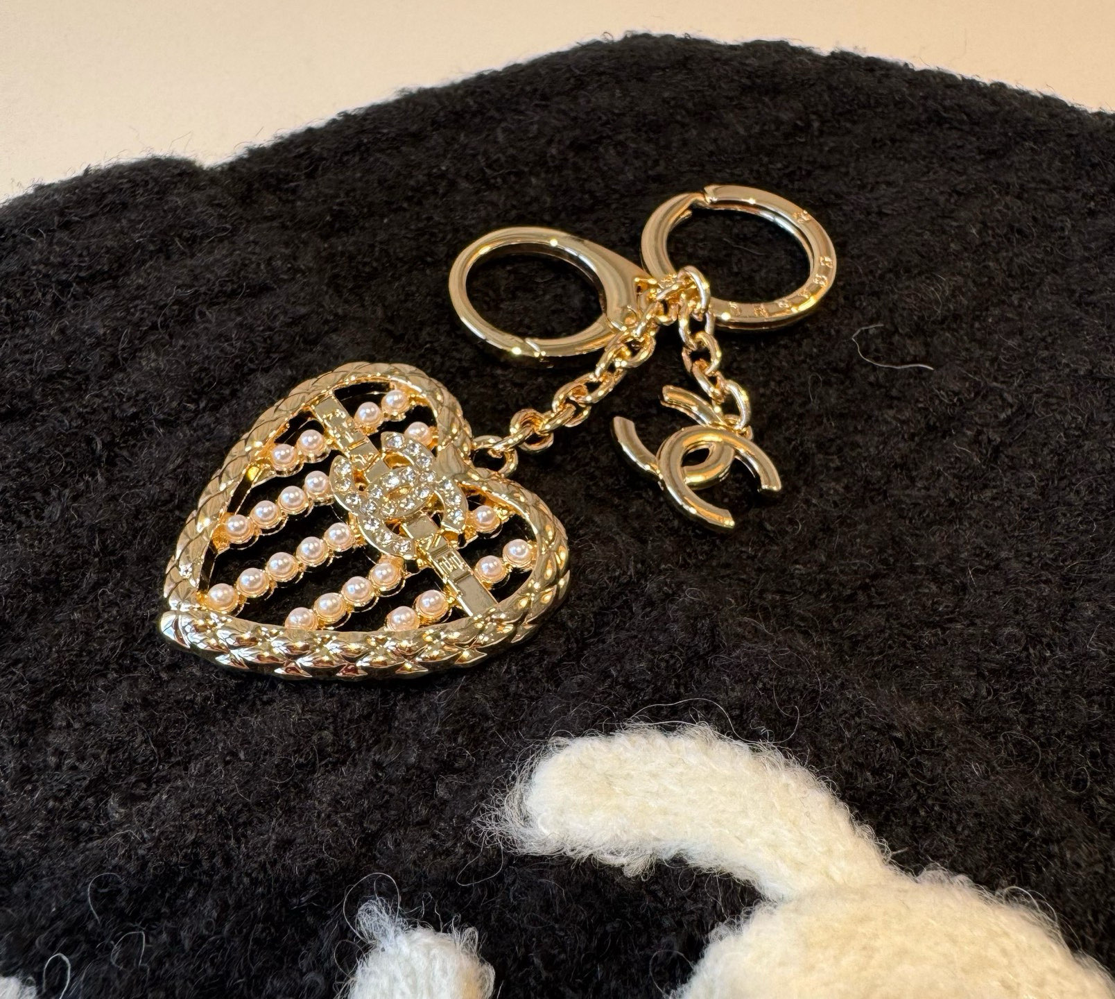 。CHANEL香奈儿爱心❤️算盘钥匙扣挂件 ~包包挂饰 车钥匙挂件精巧算盘珠点缀爱心设计，经典菱格纹搭配
