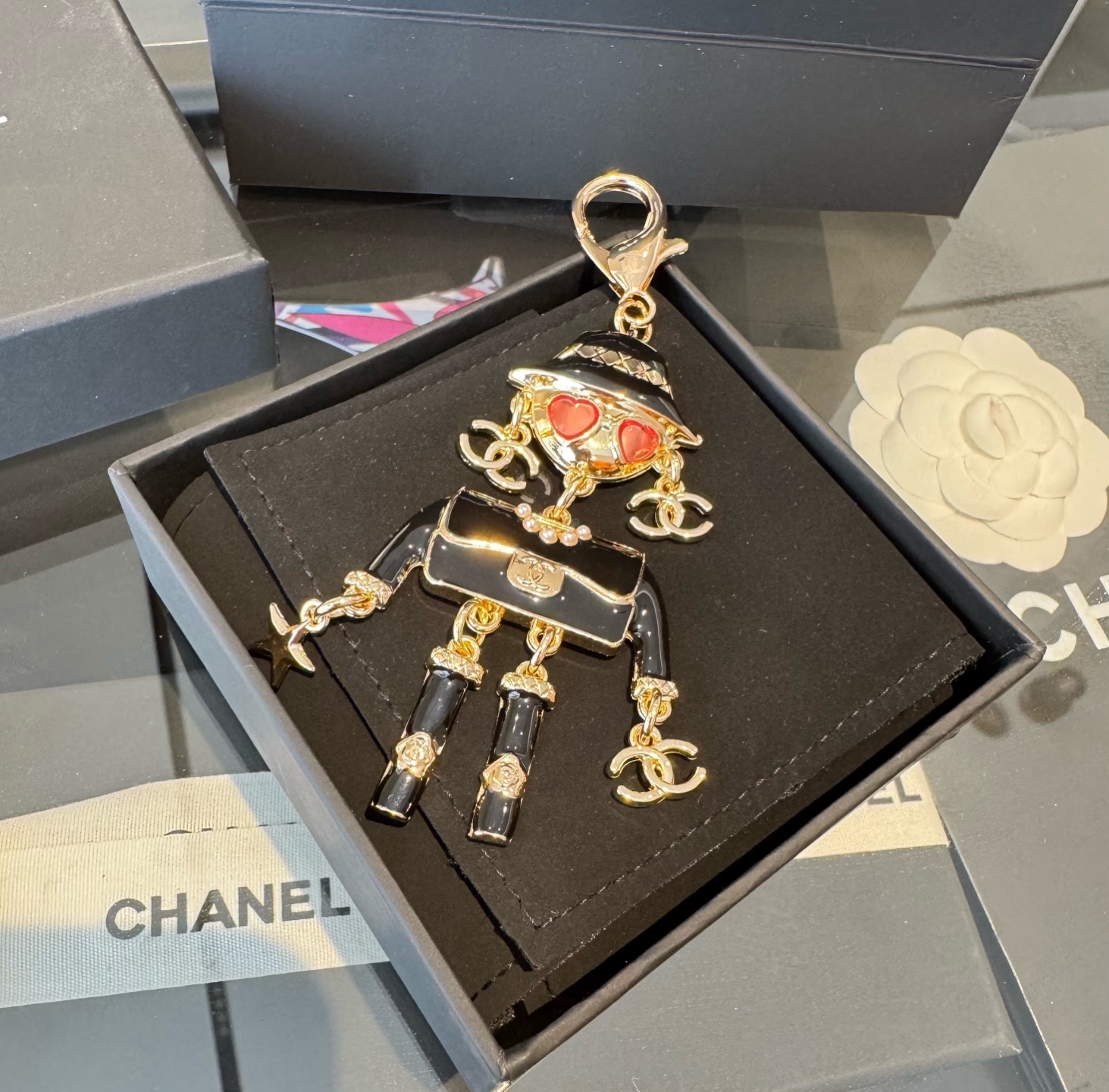 。CHANEL香奈儿外星人钥匙扣挂件 ~包包挂饰车钥匙挂件珐琅搭配金属双C奢华与趣味并存。随身挂包/钥匙