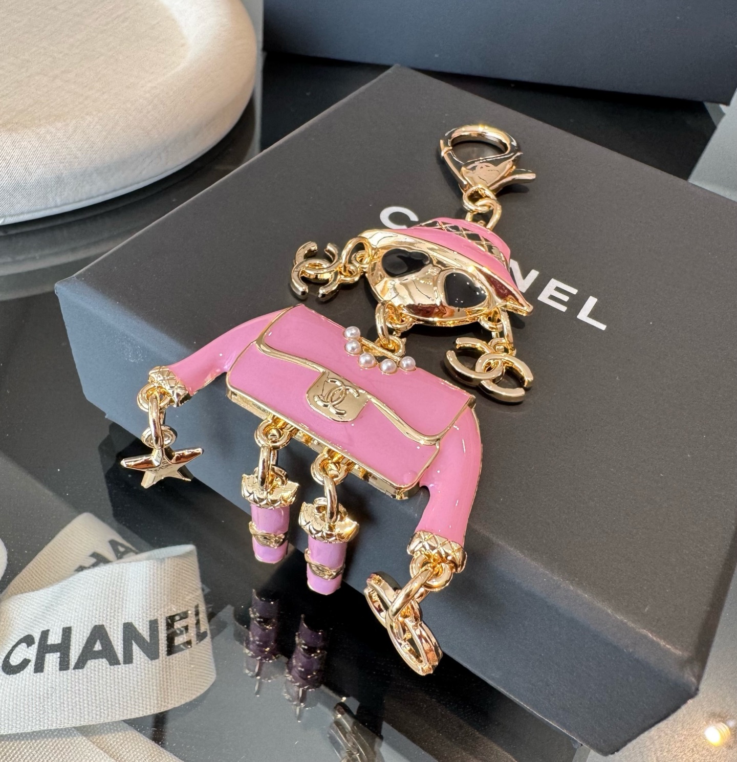 。CHANEL香奈儿外星人钥匙扣挂件 ~包包挂饰车钥匙挂件珐琅搭配金属双C奢华与趣味并存。随身挂包/钥匙