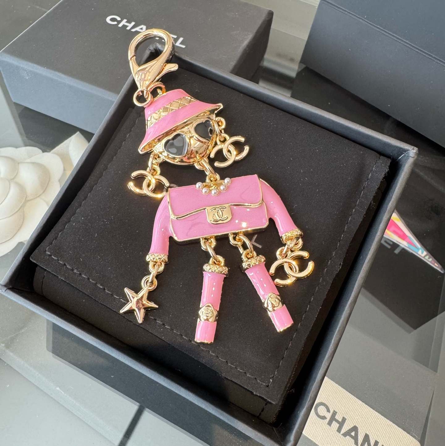 。CHANEL香奈儿外星人钥匙扣挂件 ~包包挂饰车钥匙挂件珐琅搭配金属双C奢华与趣味并存。随身挂包/钥匙