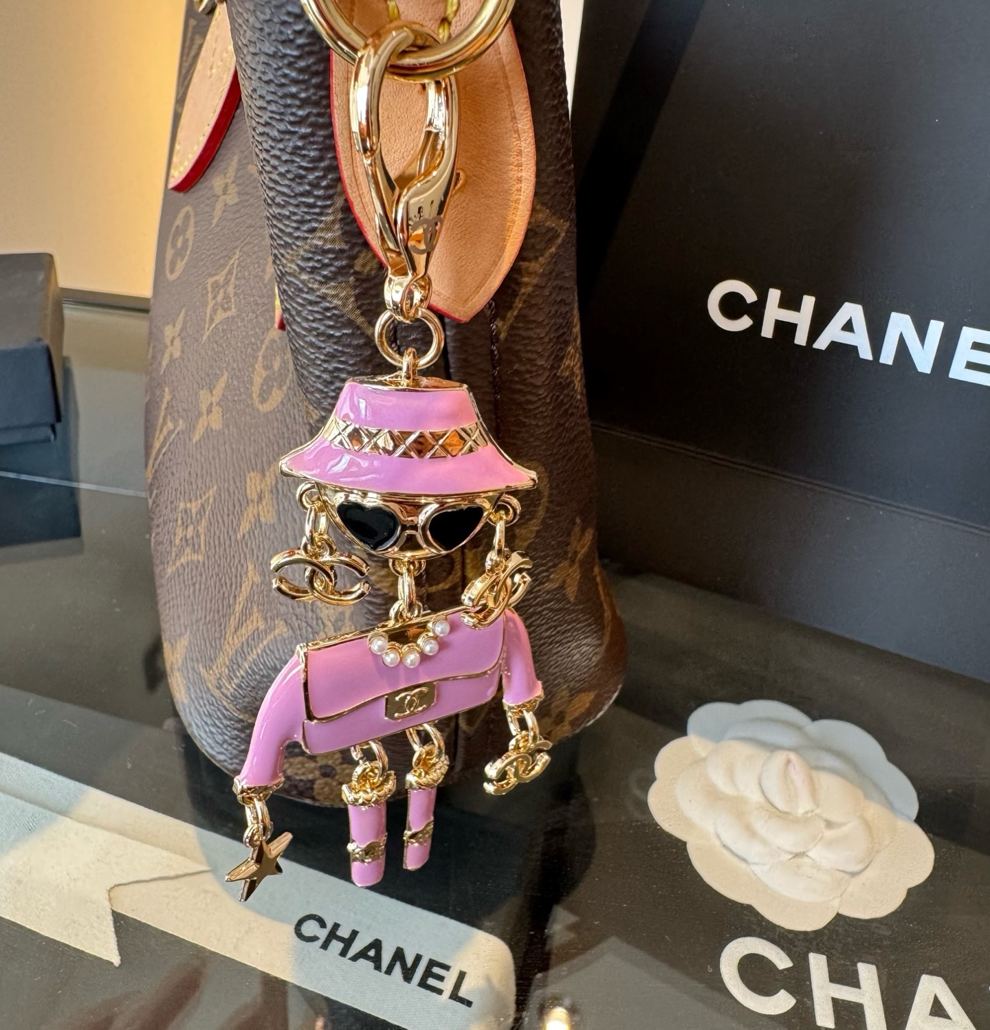 。CHANEL香奈儿外星人钥匙扣挂件 ~包包挂饰车钥匙挂件珐琅搭配金属双C奢华与趣味并存。随身挂包/钥匙