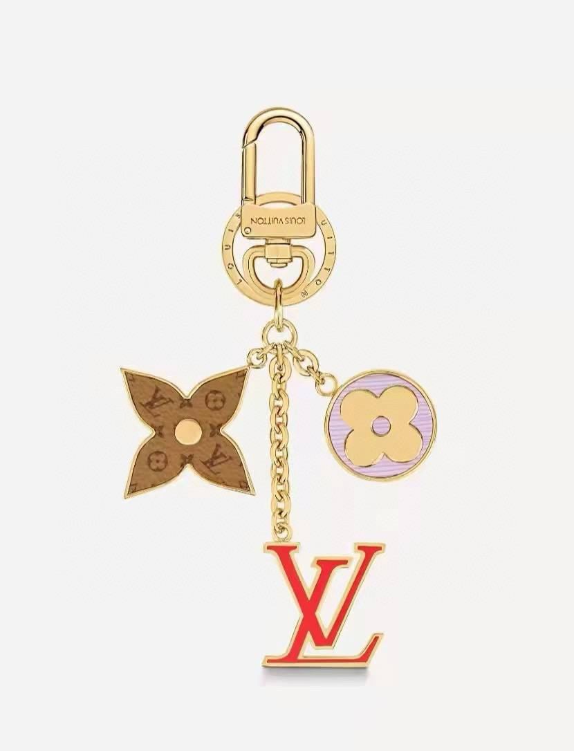 。Lv 钥匙扣包挂件SPring Street Chain 包饰将 Monogram 花卉和 LV 字母