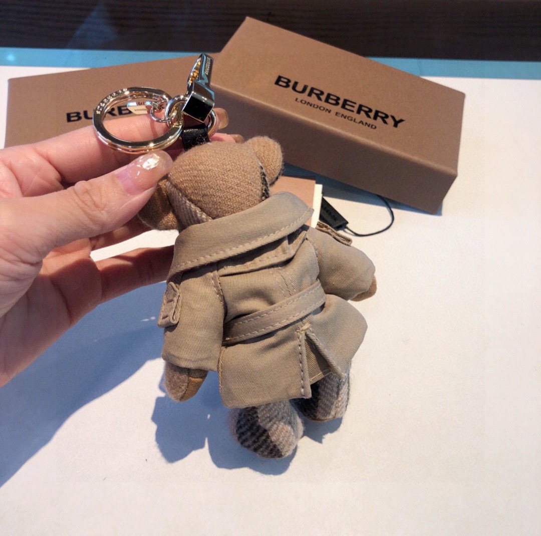 Burberry代工厂小熊🐻挂件 ，风衣🧥熊泰迪熊钥匙扣挂件 温柔到心里🥰 准备已久、精致自留 ！内部填