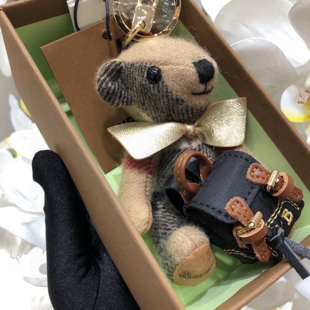 Burberry代工厂小熊🐻挂件治愈熊🐻，背上🎒泰迪熊钥匙扣挂件 温柔到心里🥰 准备已久、精致自留 ！内