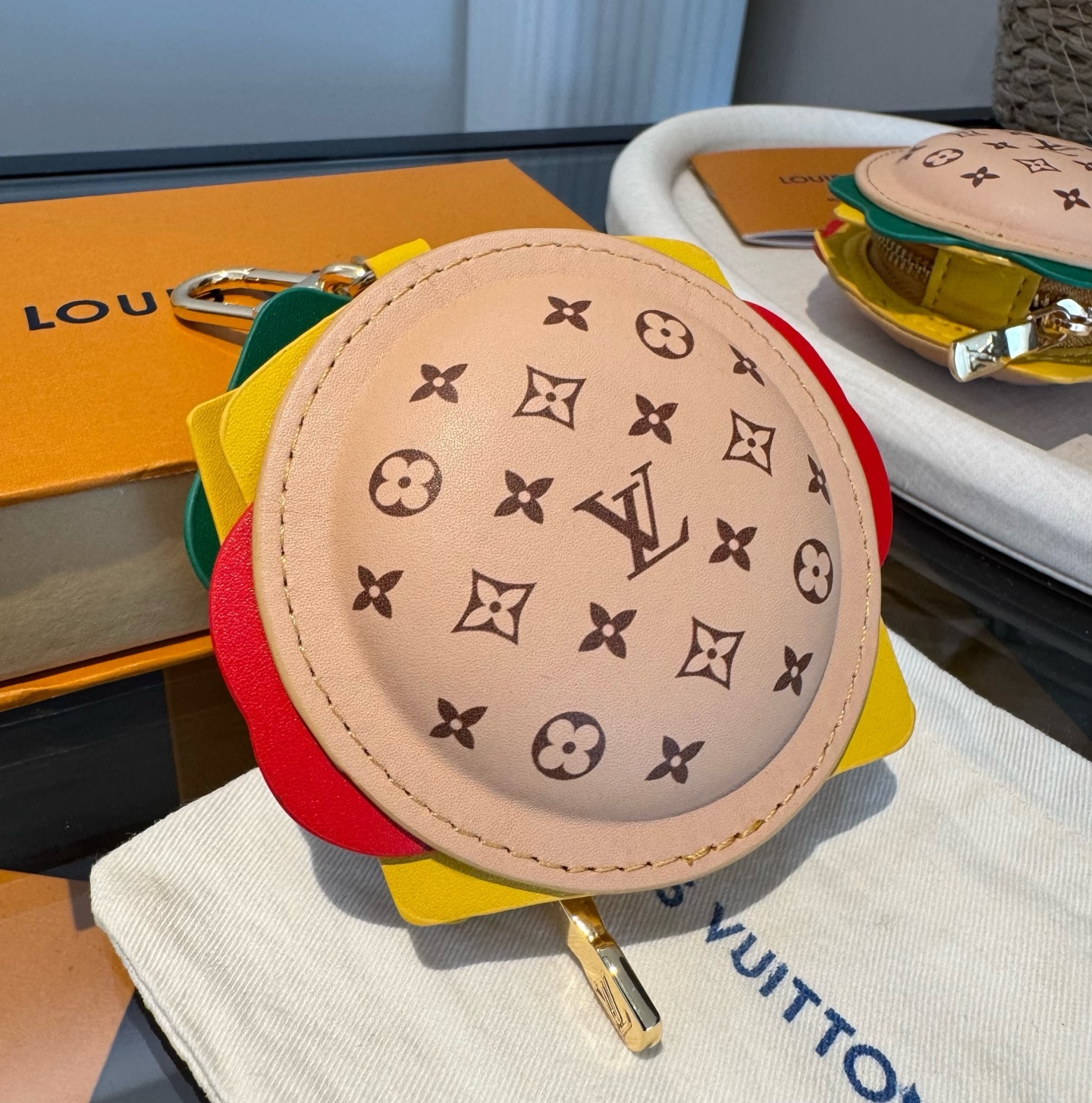 。新品❗️迷你汉堡🍔挂件挂饰Lv钥匙扣 蓝牙耳机包Louis Vuitton 路易威登汉堡包🍔汉堡耳机包