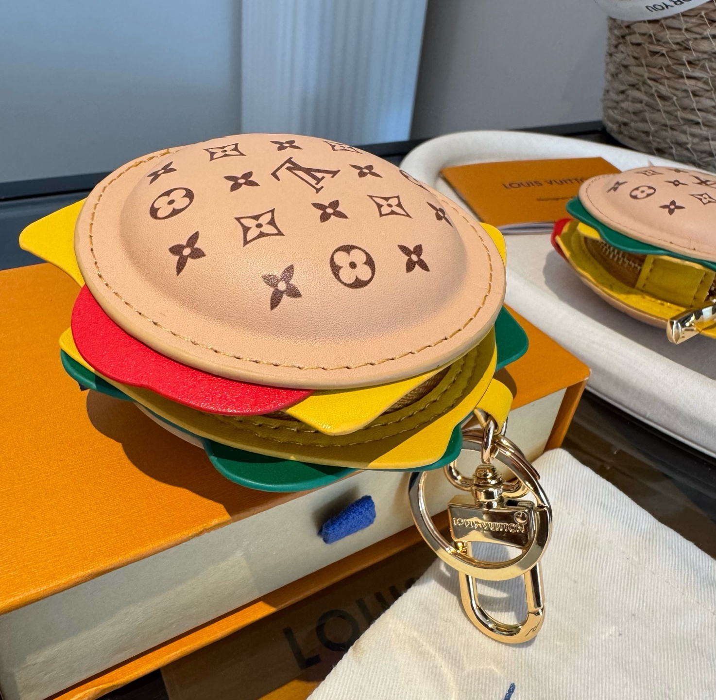 。新品❗️迷你汉堡🍔挂件挂饰Lv钥匙扣 蓝牙耳机包Louis Vuitton 路易威登汉堡包🍔汉堡耳机包