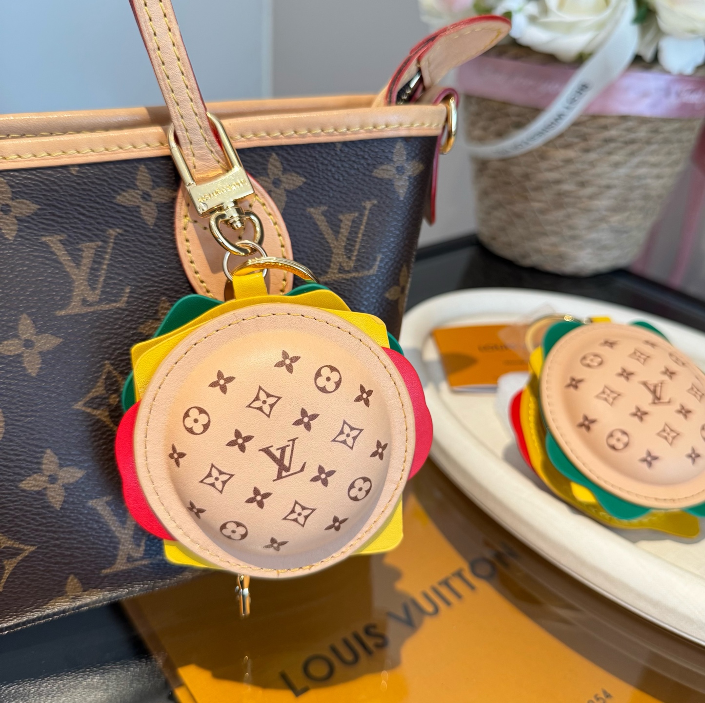 。新品❗️迷你汉堡🍔挂件挂饰Lv钥匙扣 蓝牙耳机包Louis Vuitton 路易威登汉堡包🍔汉堡耳机包