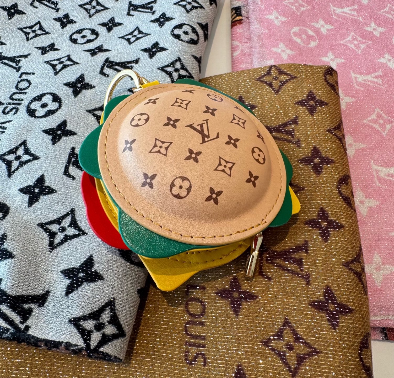 。新品❗️迷你汉堡🍔挂件挂饰Lv钥匙扣 蓝牙耳机包Louis Vuitton 路易威登汉堡包🍔汉堡耳机包