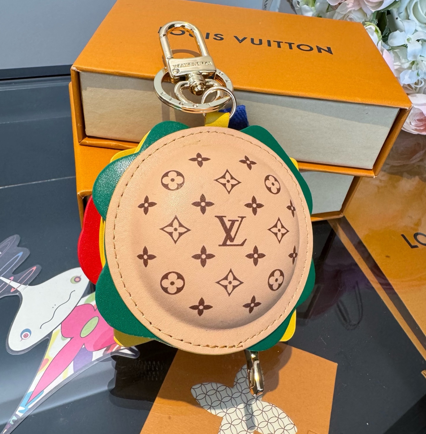 。新品❗️迷你汉堡🍔挂件挂饰Lv钥匙扣 蓝牙耳机包Louis Vuitton 路易威登汉堡包🍔汉堡耳机包