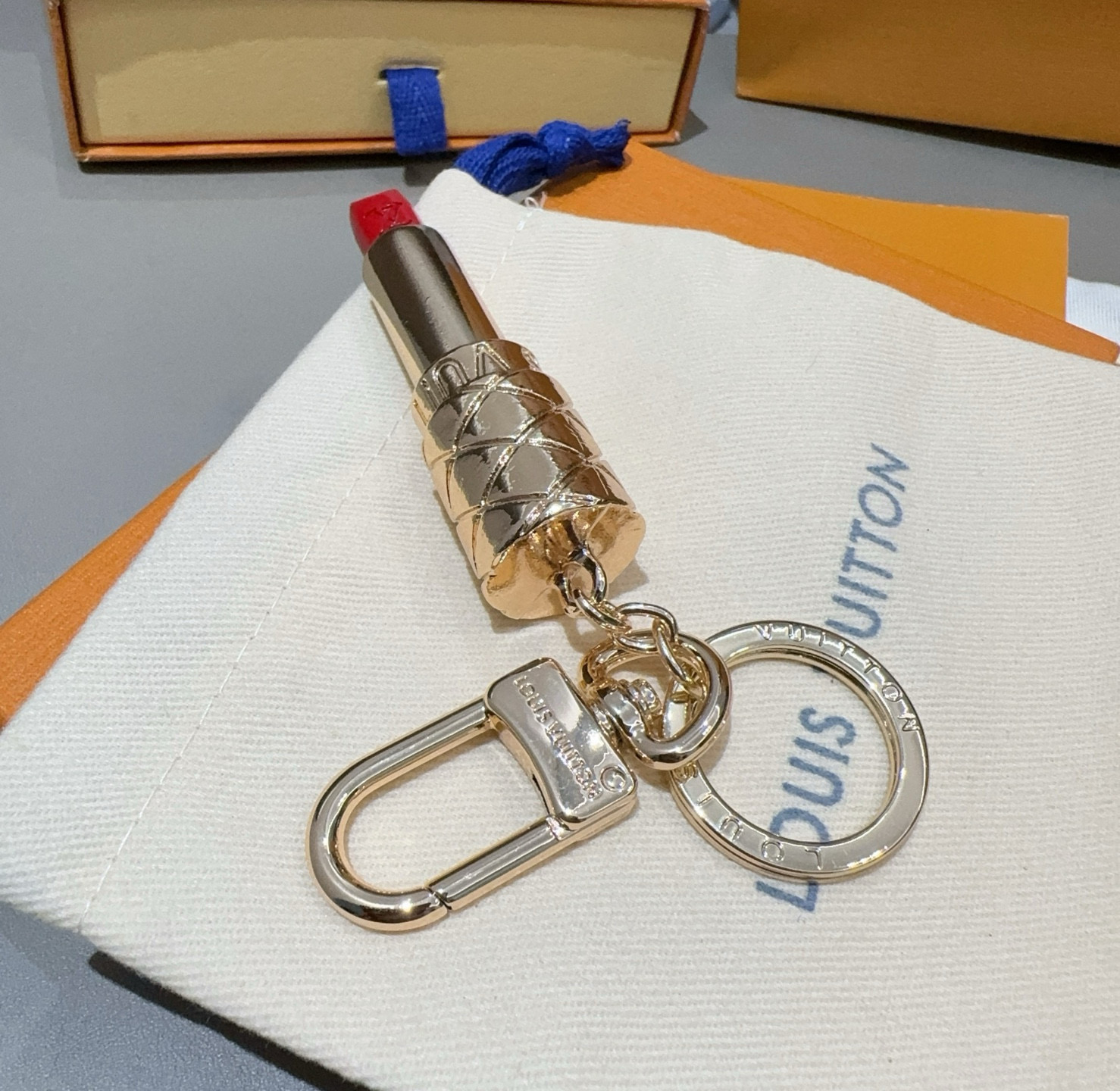 路易威登LV LIPSTICK 口红💄包饰 Lv钥匙扣包挂件配饰 LV LiPstick 包饰凝聚艺术总
