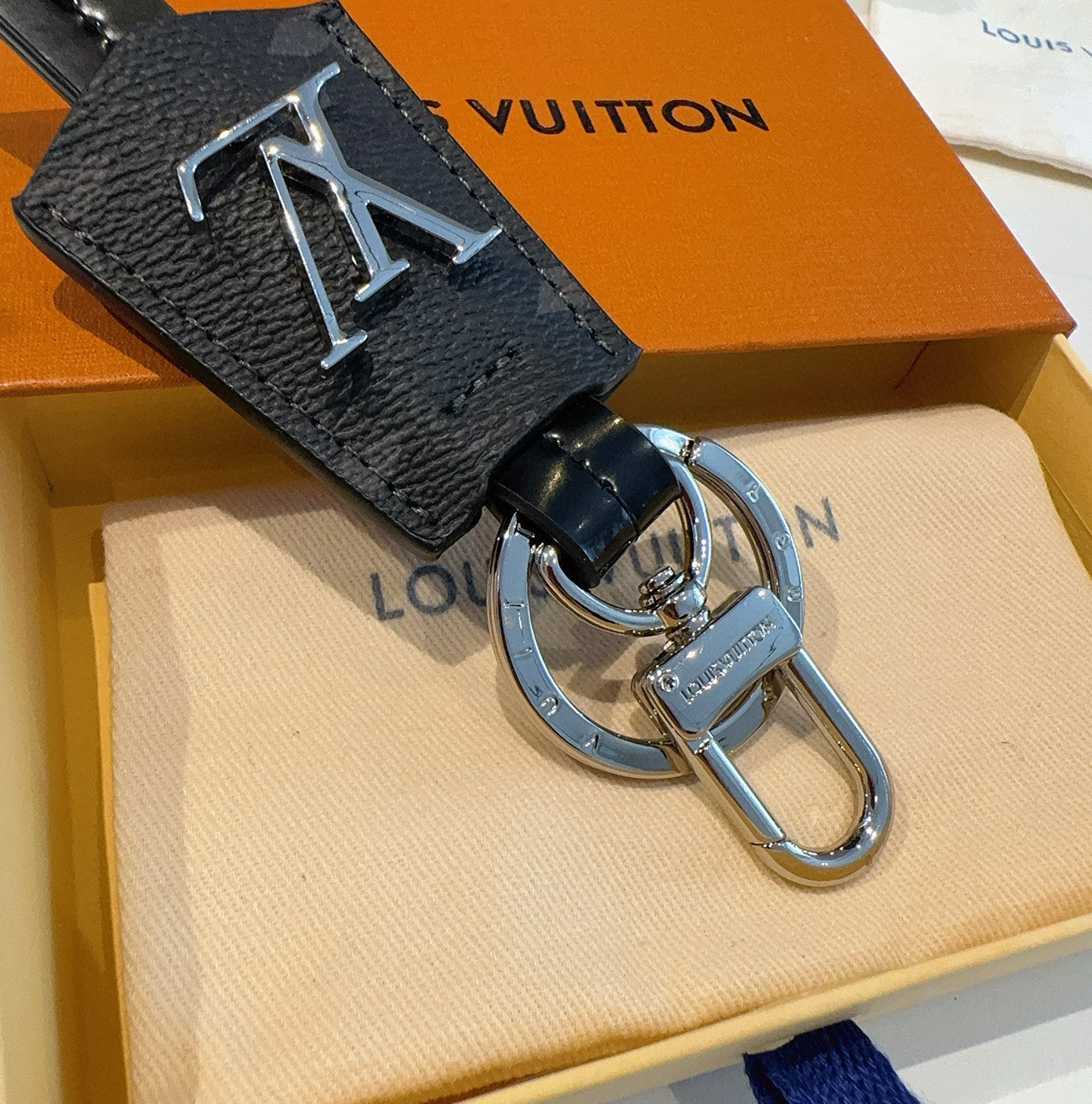 。LOUIS VUITTON官网M63620 LV CLOCHES-CLES包饰与钥匙扣。✨借鉴旅行袋中