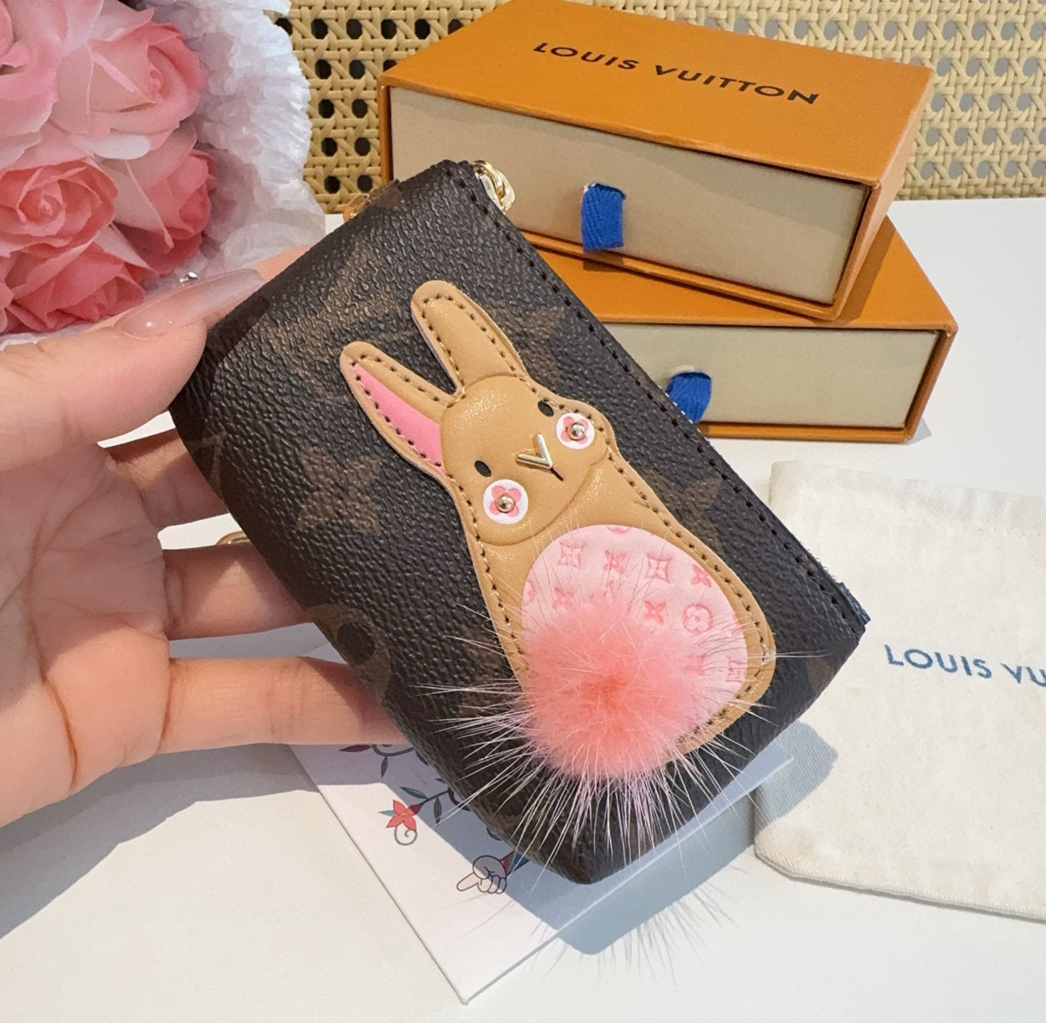 。独家新品LV卡通老花零钱包包，经典老花钥匙扣耳机包，包包挂饰，零钱包 超纤材质 五金为进口钢 原版lo