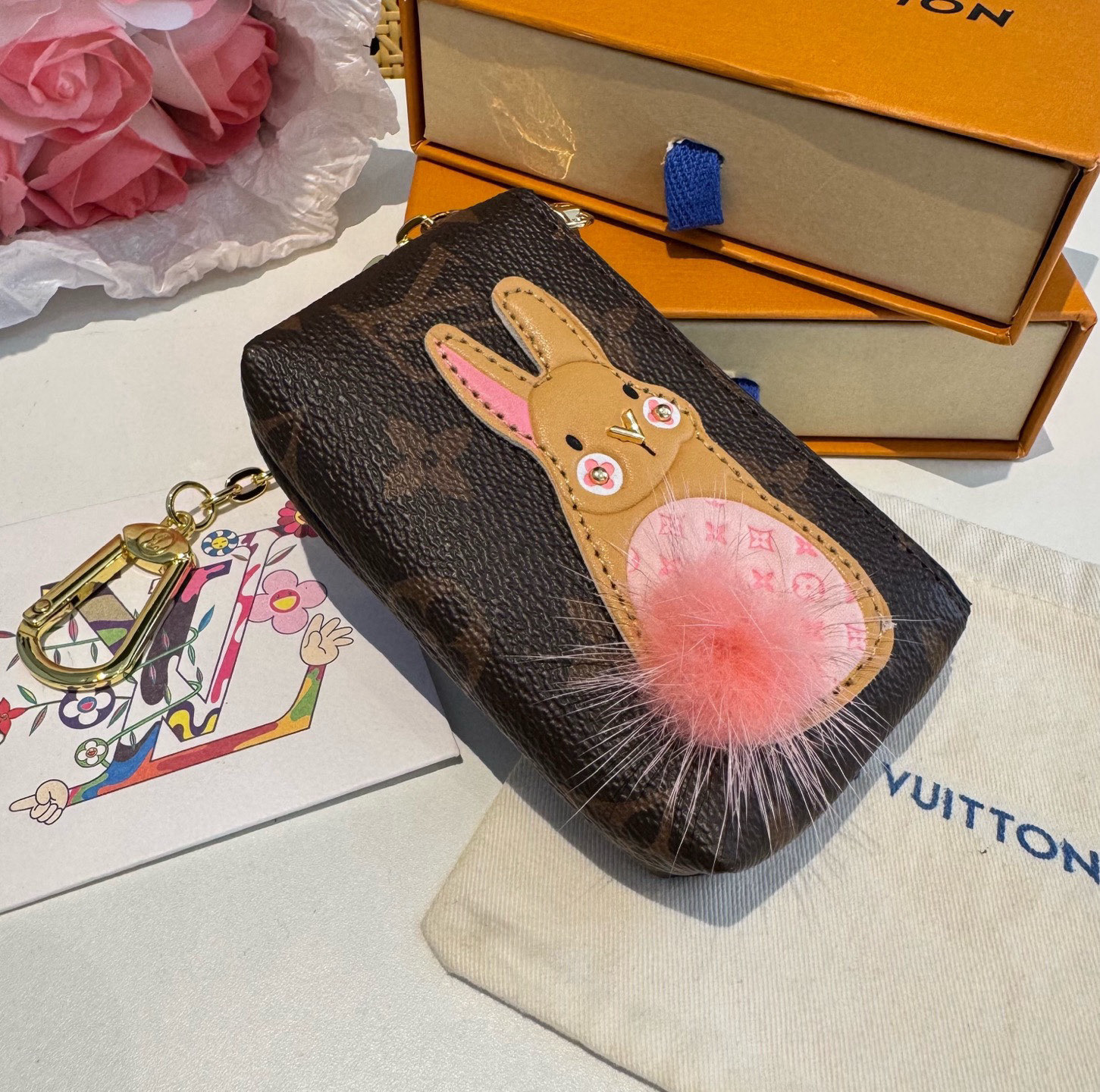 。独家新品LV卡通老花零钱包包，经典老花钥匙扣耳机包，包包挂饰，零钱包 超纤材质 五金为进口钢 原版lo