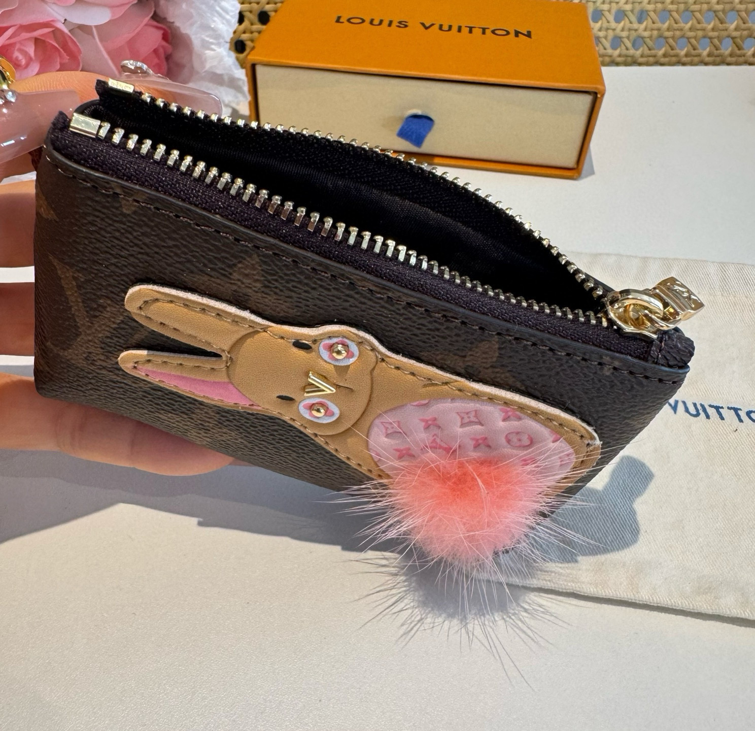 。独家新品LV卡通老花零钱包包，经典老花钥匙扣耳机包，包包挂饰，零钱包 超纤材质 五金为进口钢 原版lo